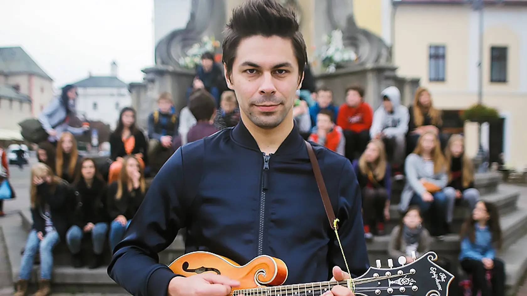 Adam Ďurica so svojou mandolínou.