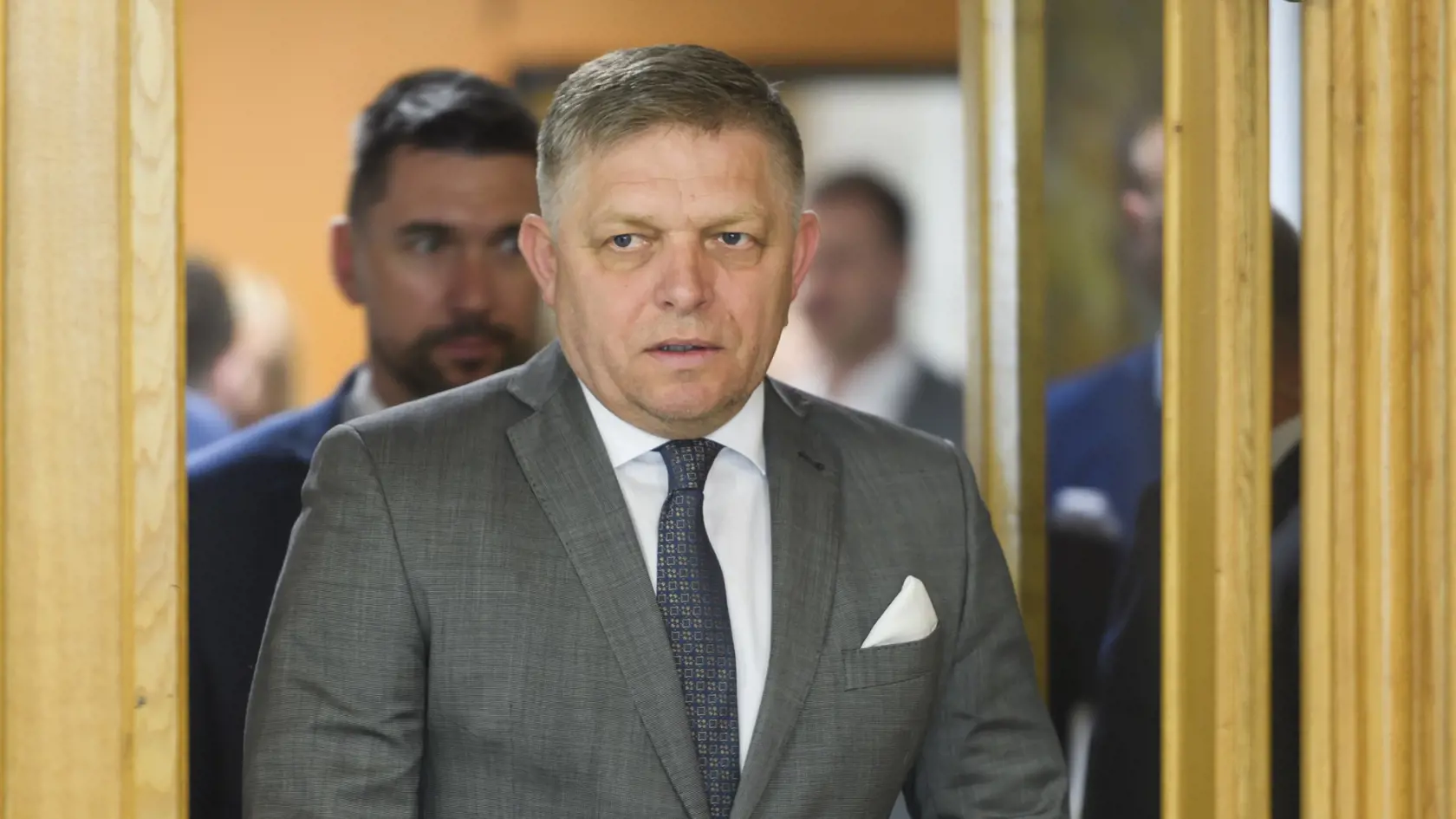 Na snímke sprava predseda vlády SR Robert Fico (Smer-SD)