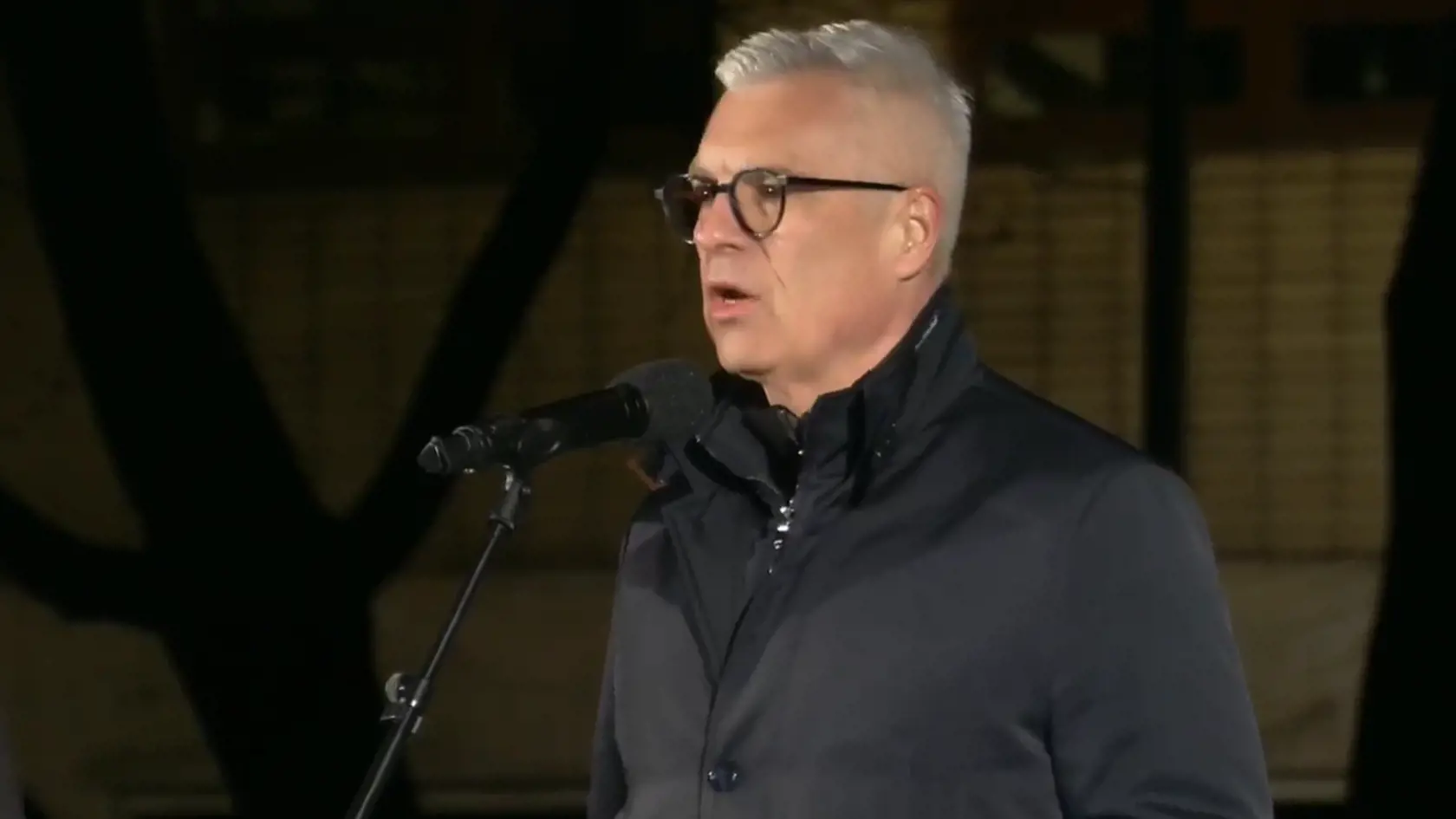 Na Námestí slobody v Bratislave sa v nedeľu podvečer zhromaždili tisícky ľudí, aby podporili Ivana Korčoka.