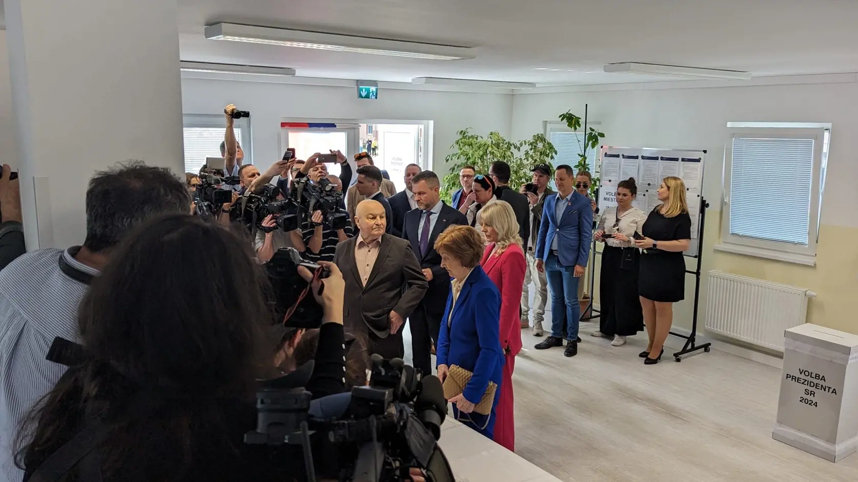 Odvoliť prišiel spolu so svojou sestrou Evou aj druhý kandidát Peter Pellegrini.