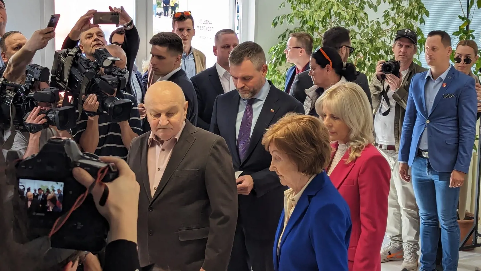 Odvoliť prišiel spolu so svojou sestrou Evou aj druhý kandidát Peter Pellegrini.