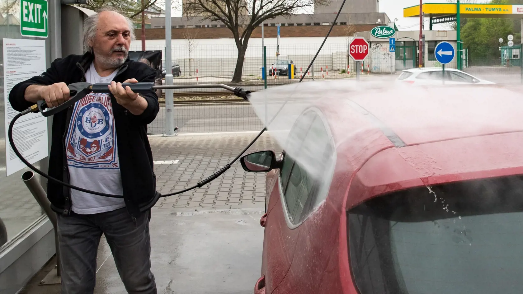 SERVIS: UMÝVANIE ZAPRÁŠENÉHO AUTA