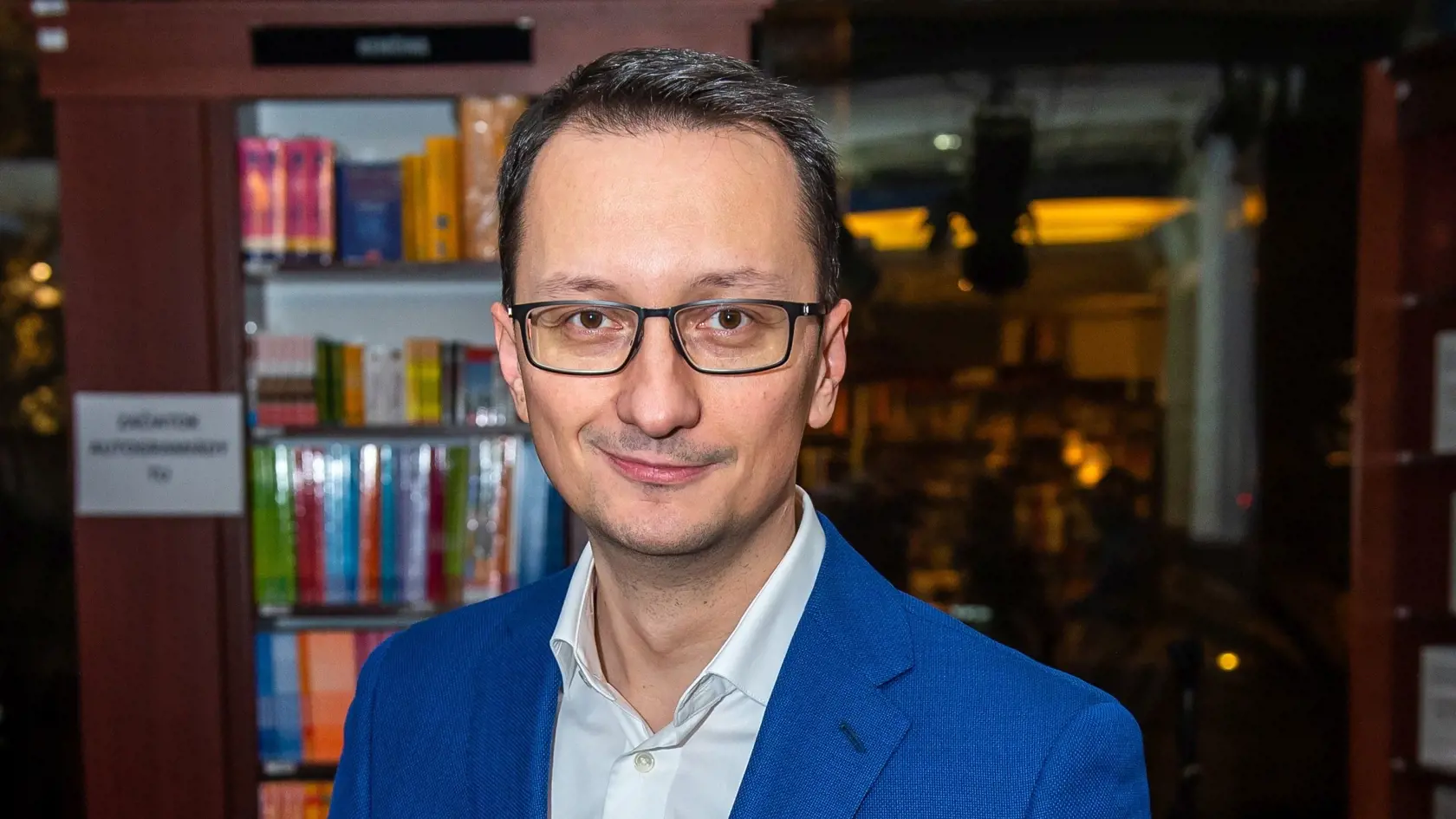 Spisovateľ hľadá inšpiráciu v každodenných problémoch.
