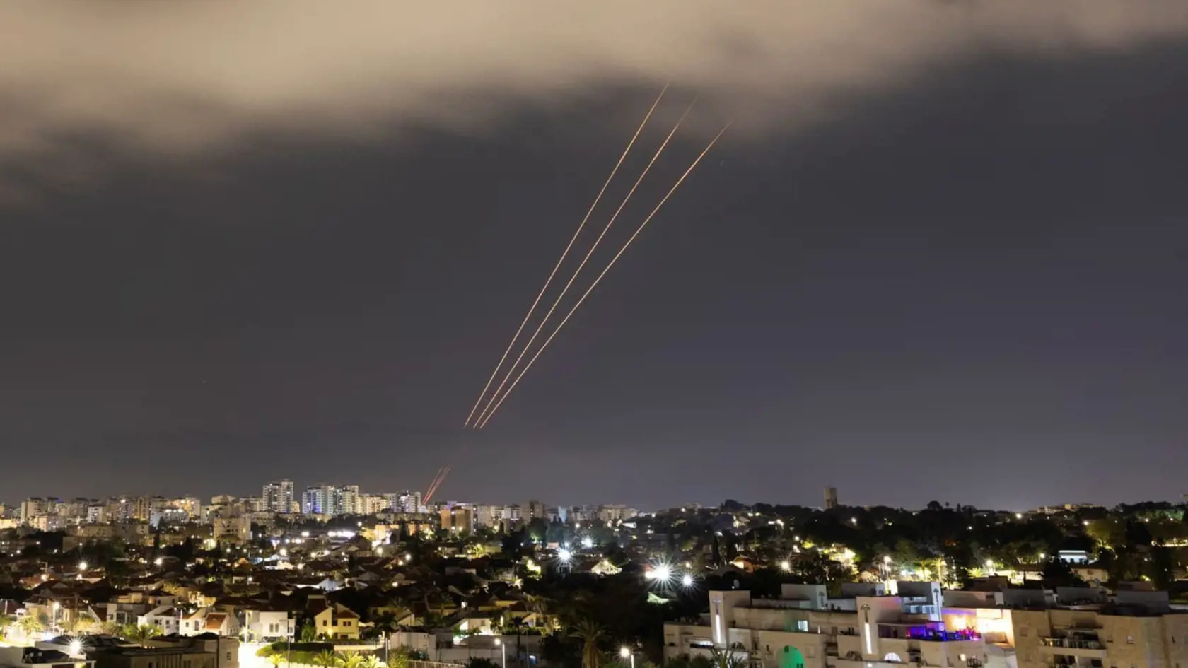 Irán v noci zaútočil na Izrael dronmi aj raketami.