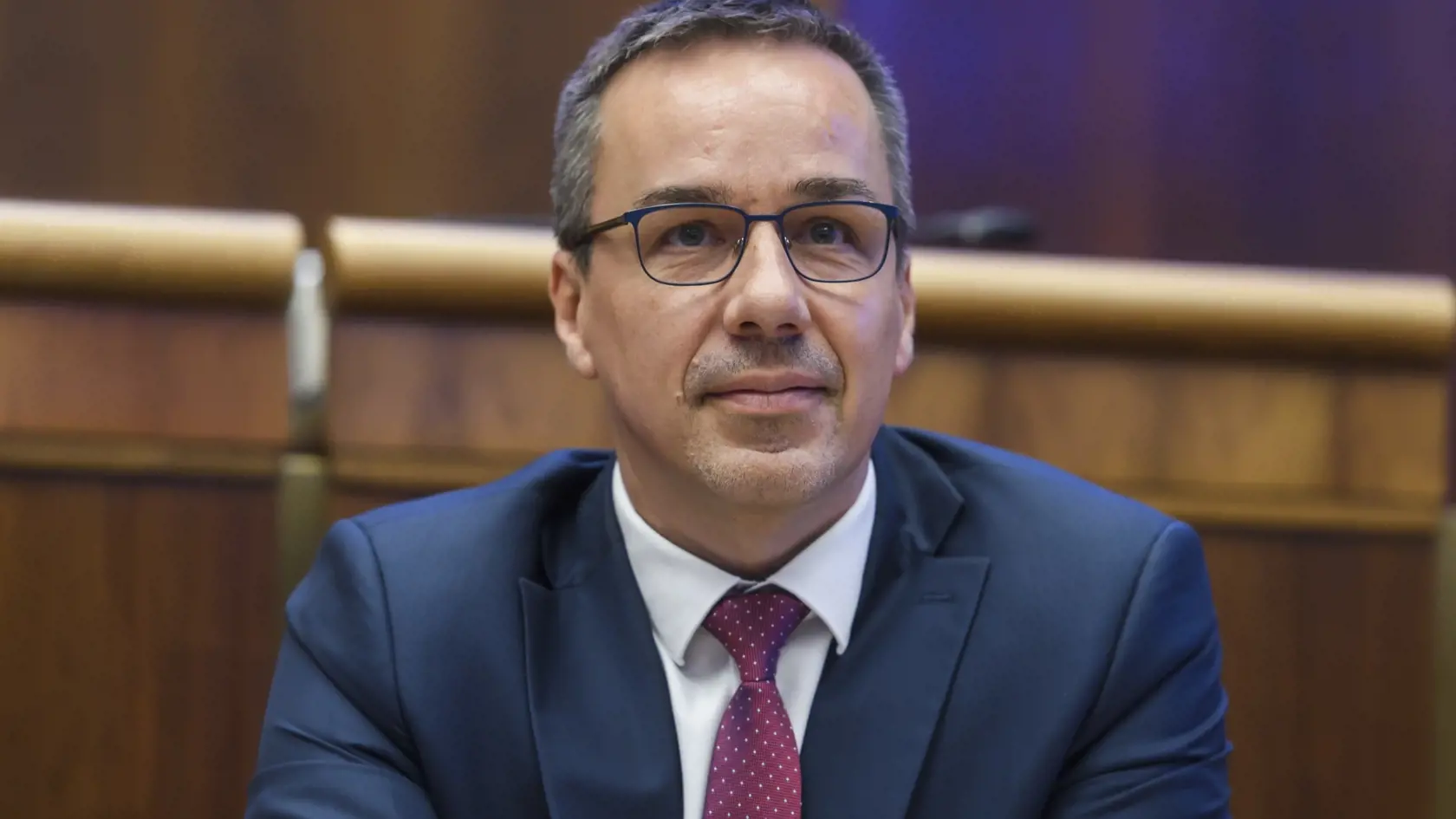 Na snímke minister práce, sociálnych vecí a rodiny SR Erik Tomáš (Hlas-SD) počas 3. chôdze NRSR k Programovému vyhláseniu vlády (PVV)