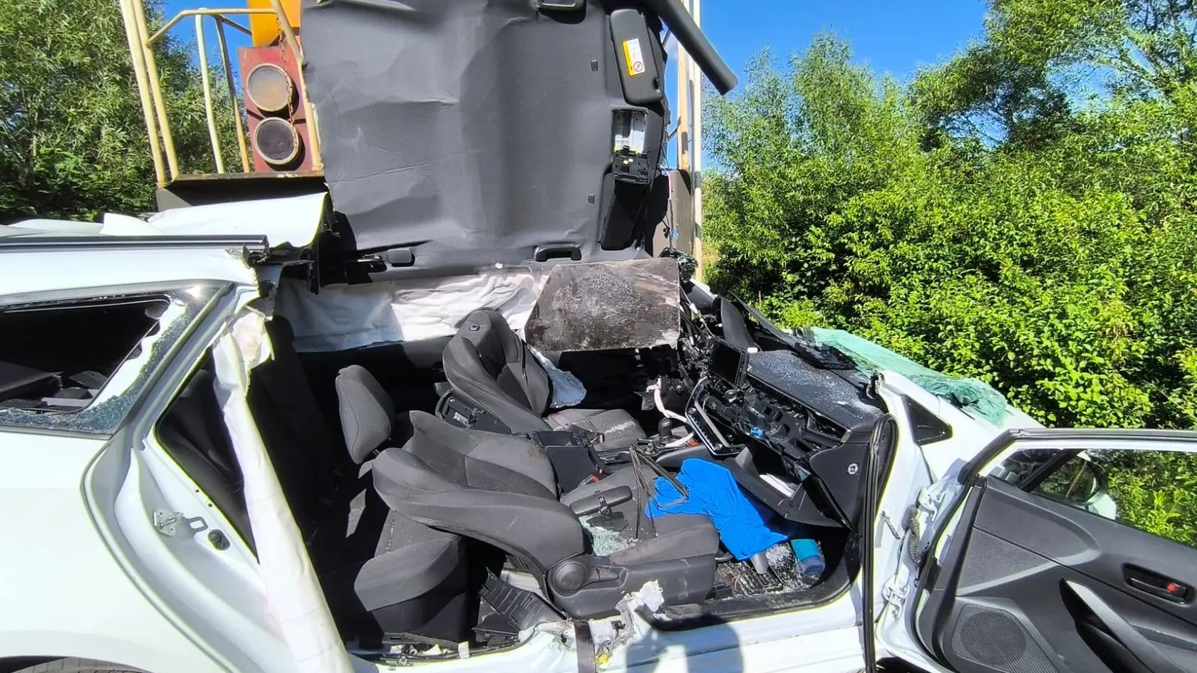Na železničnom priecestí v obci Veličná sa v sobotu popoludní zrazilo osobné auto s nákladným vlakom.