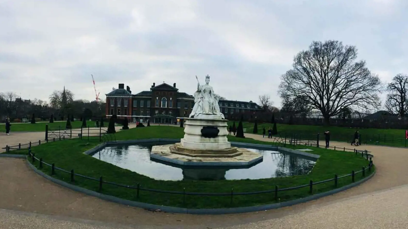 Kensingtonský palác s výhľadom na kruhový rybník v Kensingtonských záhradách.