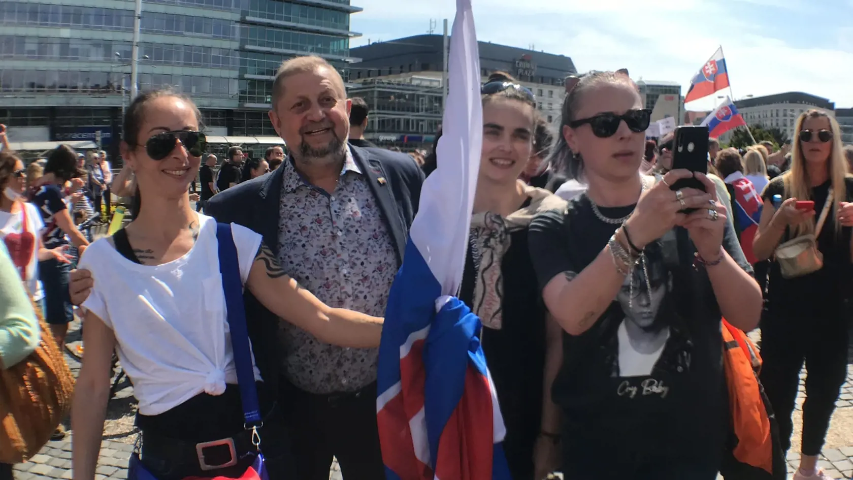 Bývalý sudca Najvyššieho súdu Štefan Harabin oslavoval Sviatok práce v centre Bratislavy.