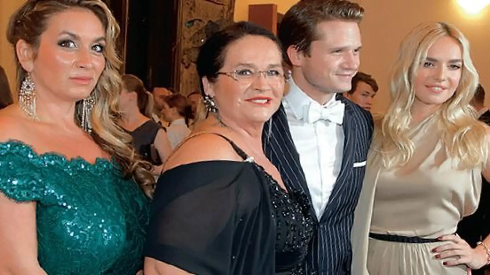 Hana Gregorová s dcérou Rolou, synom Ondřejom Brzobohatým a nádejnou nevestou Taťánou Kuchařovou.