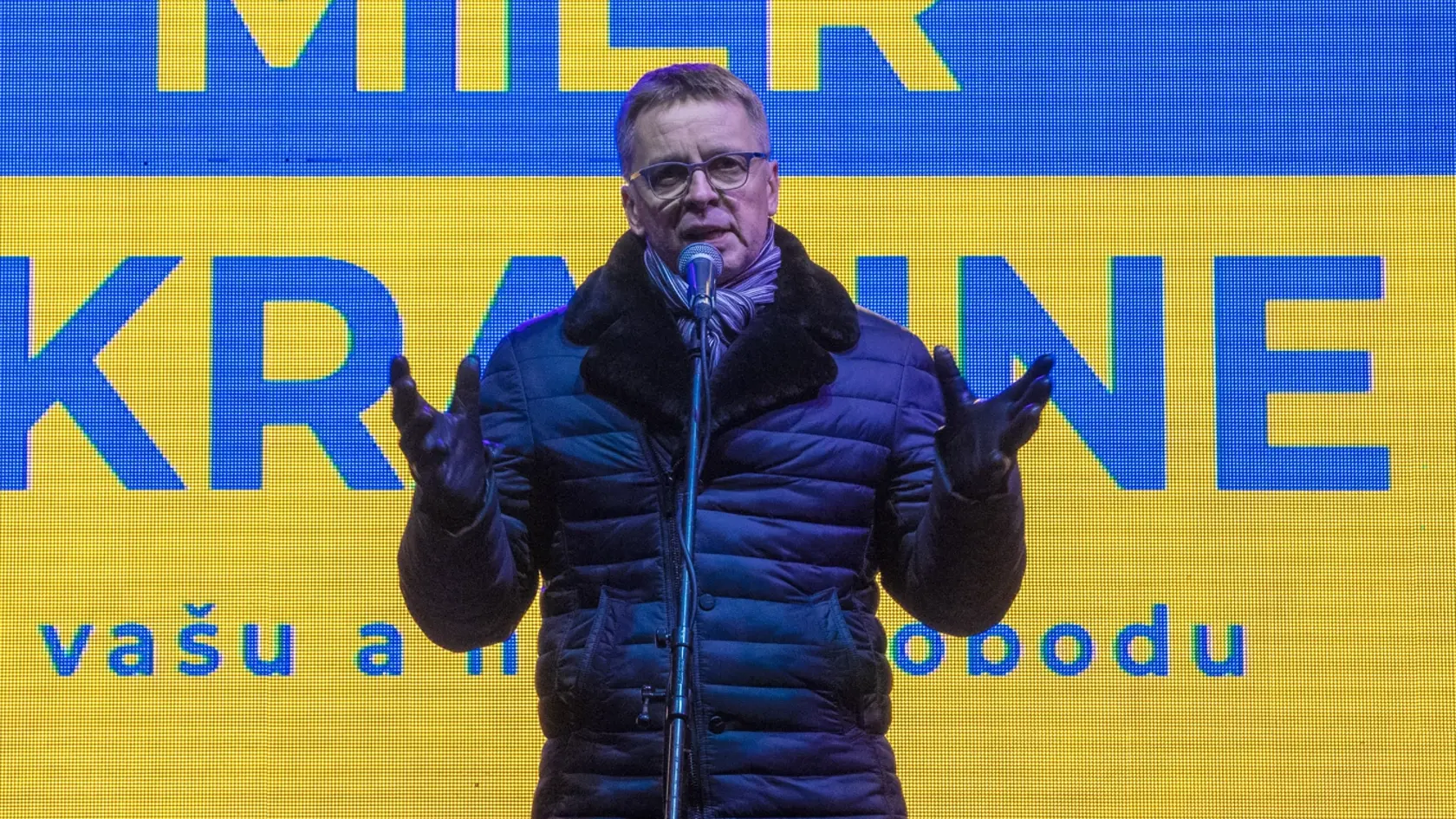 Verejné zhromaždenie na bratislavskom námestí SNP pod názvom Mier Ukrajine. Na snímke exminister financií Ivan Mikloš, ktorý sa najnovšie rozhodol pomôcť Ukrajine svojimi skúsenosťami.