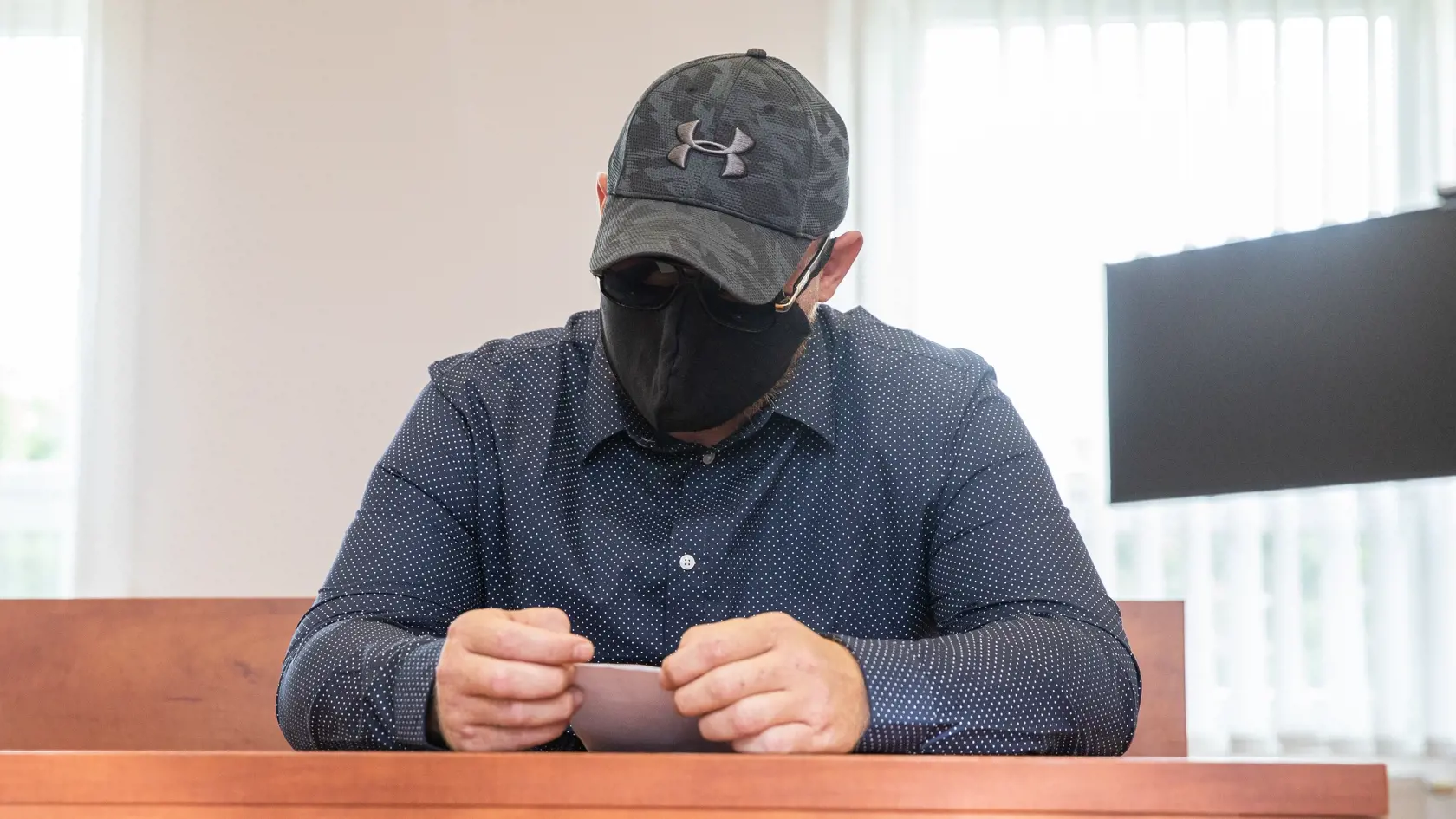 Na snímke je Csaba Dömötor ktorý je predvolaný ako svedok v škandále týkajúcom sa zmanipulovaných výpovedí kajúcnikov. Dömötora už stihli odsúdiť, dostal podmienku.