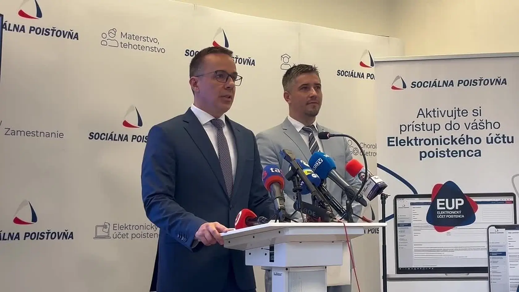 Sociálna poisťovňa pokračuje v elektronizácii svojich služieb. V týchto dňoch zavádza do prevádzky ďalšie novinky. V Elektronickom účte poistenca (EUP) si už klient bude môcť sám sledovať a aj uhradiť poistné. Takto si predstavuje moderný štát minister práce Erik Tomáš.