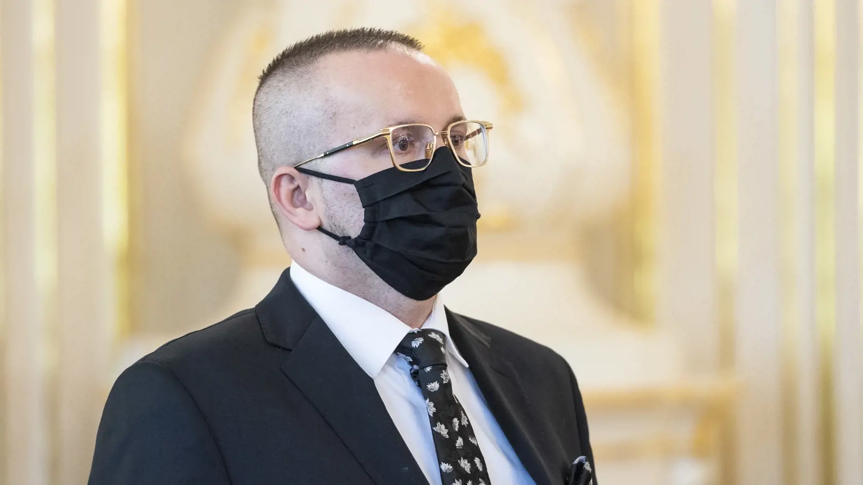 Na snímke nový riaditeľ Slovenskej informačnej služby (SIS) Vladimír Pčolinský počas vymenovania prezidentkou SR Zuzanou Čaputovou v Bratislave 15. apríla 2020. FOTO TASR - Jaroslav Novák