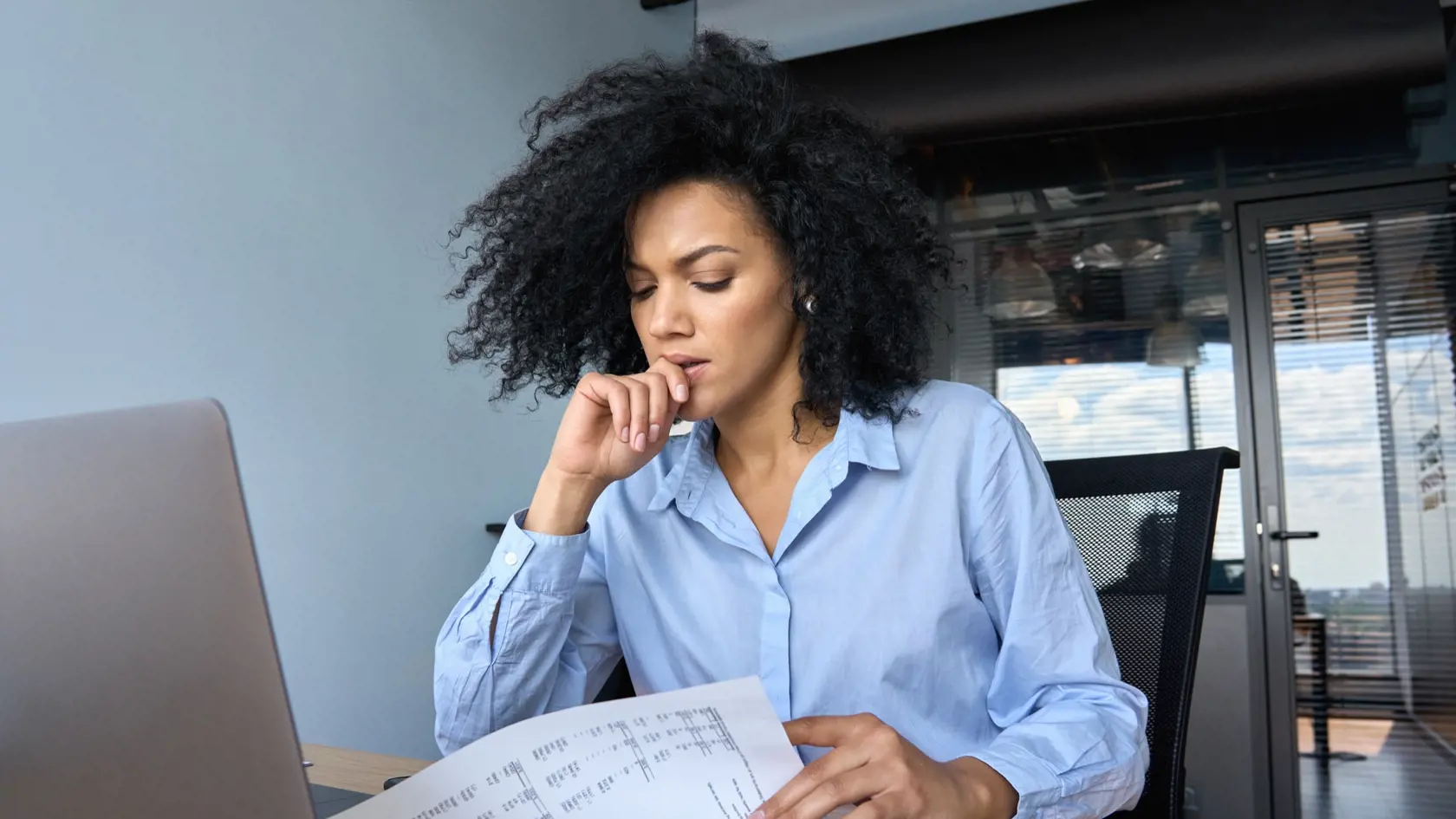 Concerned,African,American,Businesswoman,Ceo,Analyst,Sitting,At,Desk,Reading