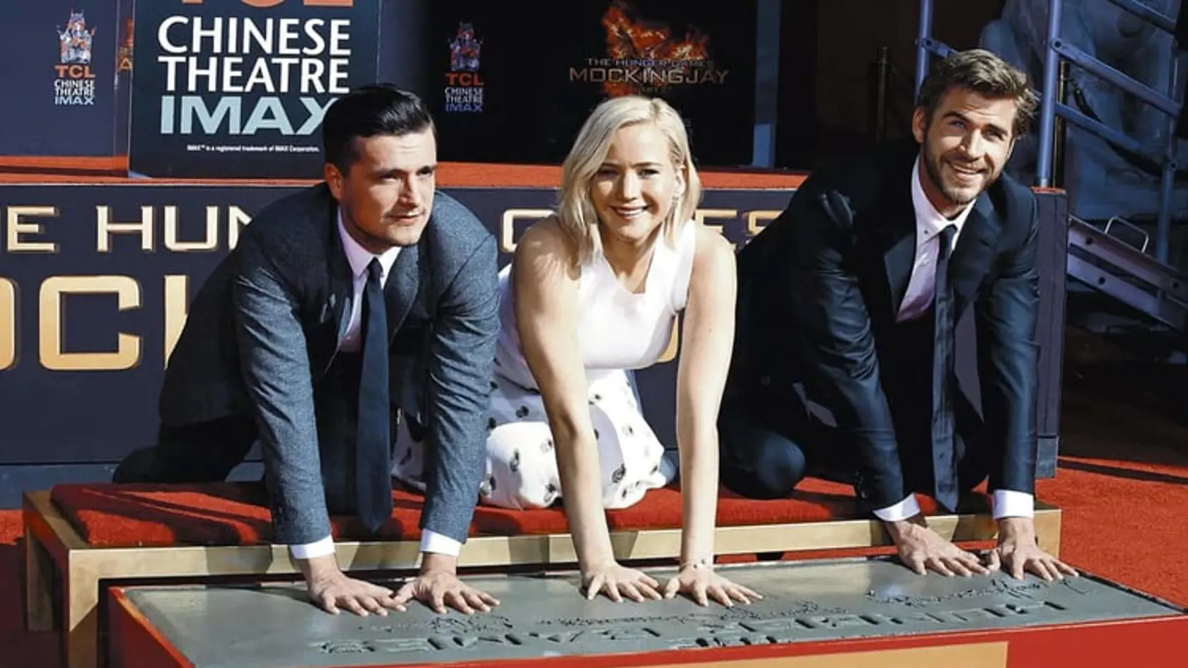 Jennifer a jej kolegovia z očakávaného filmu Hry o život:  Drozdajka 2 Josh Hutcherson a Liam Hemsworth zanechali  v Hollywoode odtlačky rúk v cemente. Diskusií na tému ruky  má však populárna herečka už po krk.