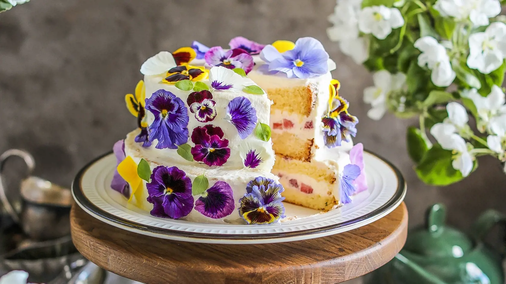 Smotanová torta s jahodami