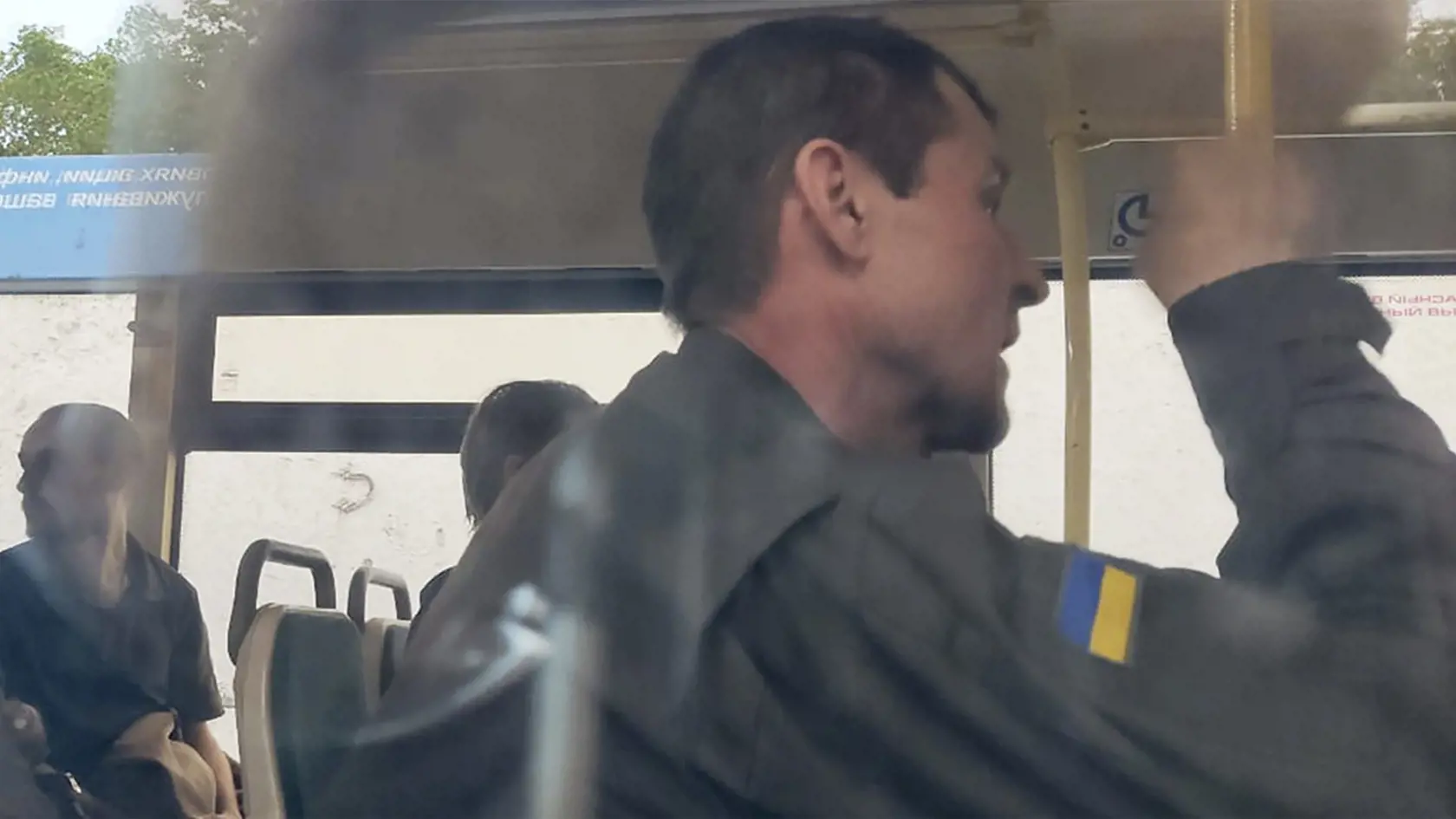 Na snímke ukrajinskí vojaci sedia v autobuse po ich evakuácii z obliehaného mariupolského oceliarskeho závodu Azovstaľ v obci Olenivka, ktorá leží neďaleko mesta Doneck v Doneckej oblasti na východe Ukrajiny 17. mája 2022.