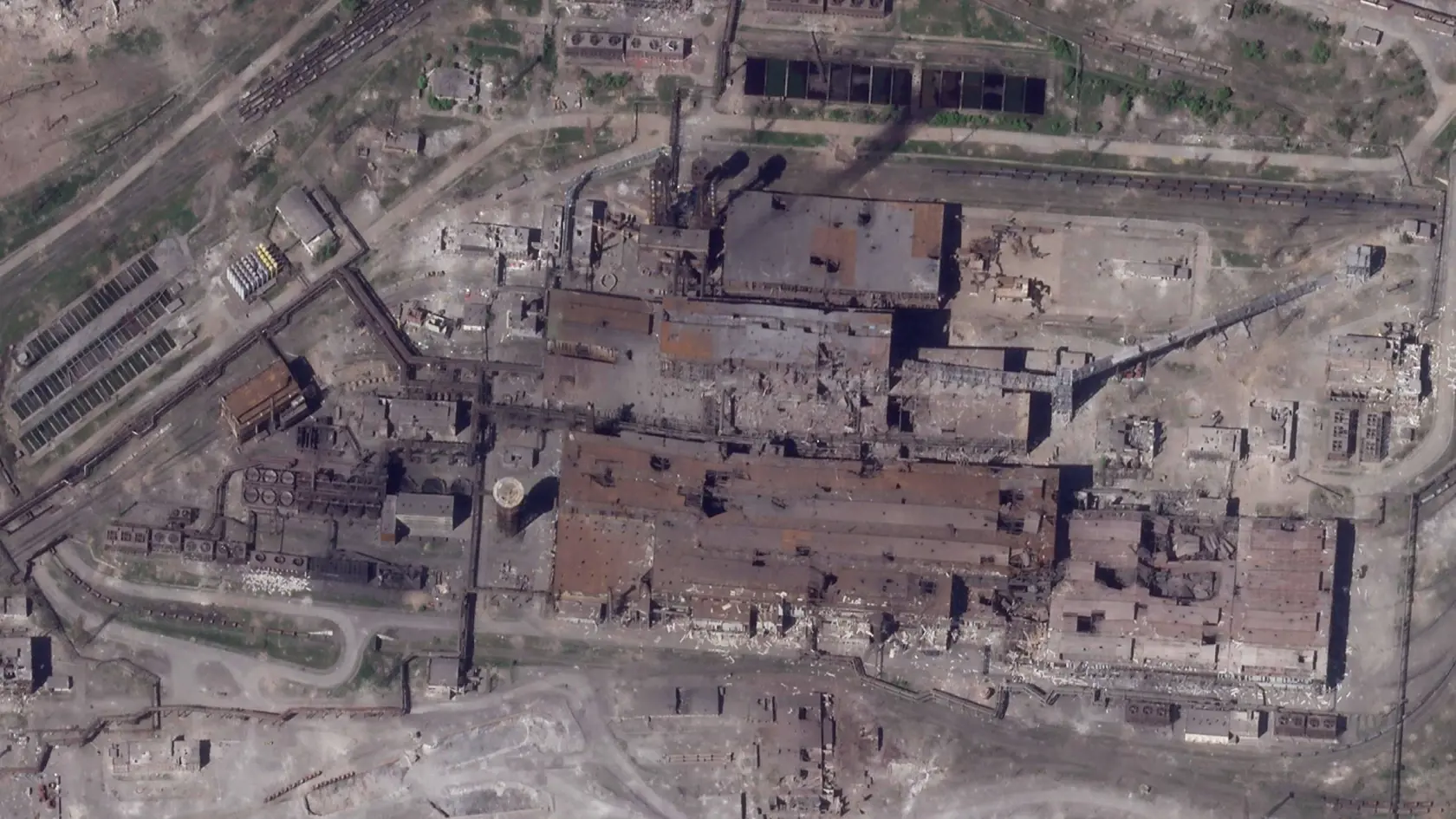 Na satelitnej snímke oceliarne Azovstaľ v obliehanom prístavnom meste Mariupol na juhovýchode Ukrajiny počas 72. dňa ruskej invázie na Ukrajinu v piatok 6. mája 2022.