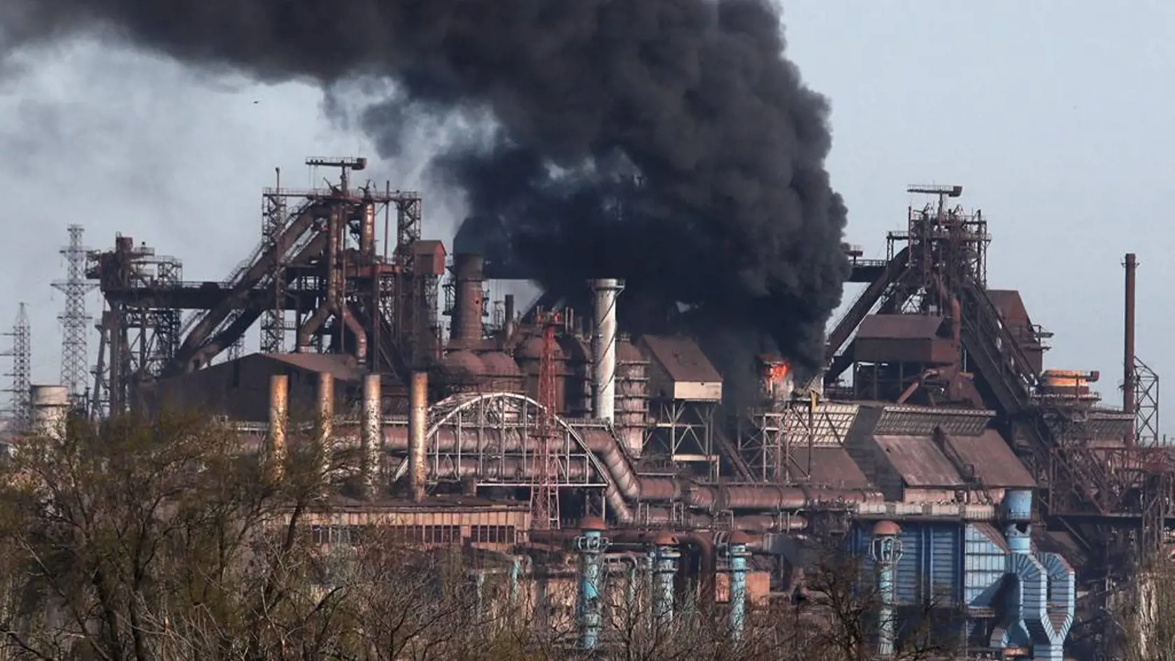 Snímky, ktorú v utorok 26. apríla zverejnili obrancovia z ukrajinského pluku Azov, ukazujú následky ruských leteckých útokov a ostreľovania oceliarne Azovstaľ v Mariupole.