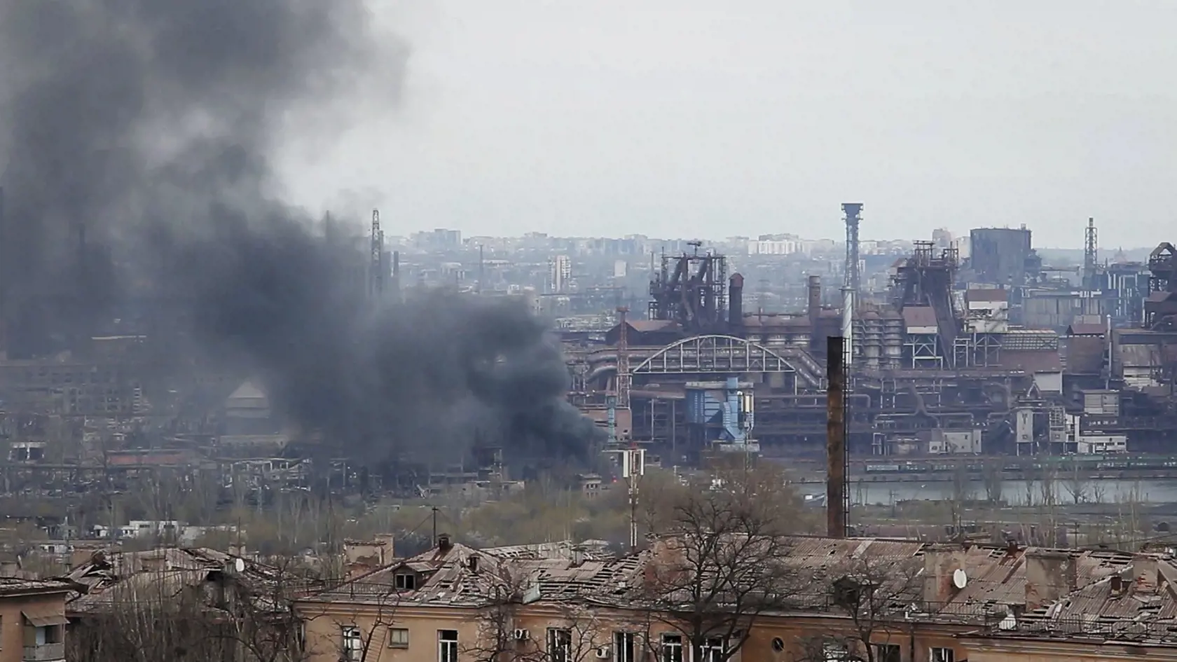 Na snímke z videa dym stúpa z metalurgického kompexu Azovstaľ v ukrajinskom meste Mariupol 3. mája 2022.
