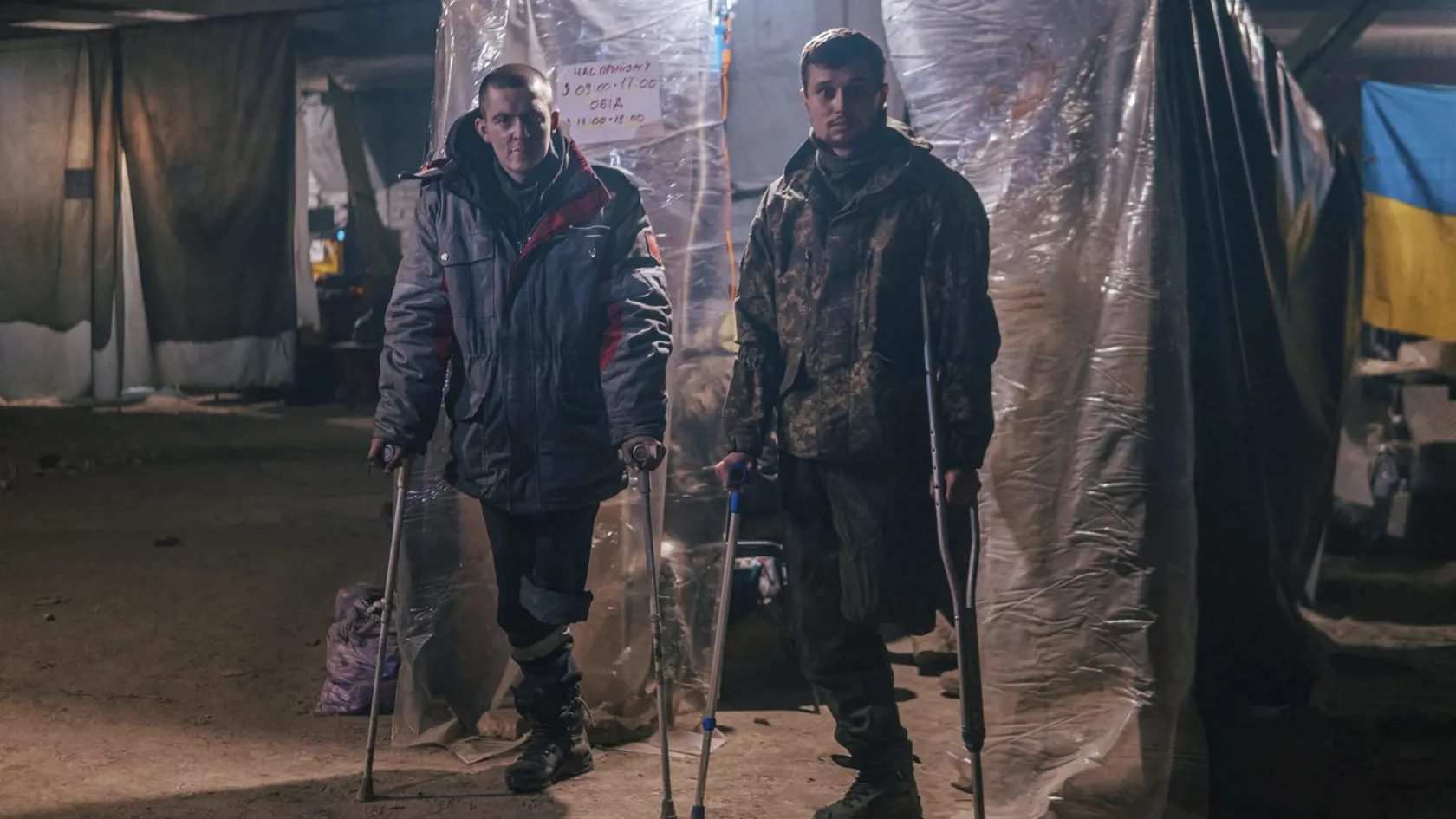 KK23 Mariupol - Na snímke, ktorú poskytol pluk Azov Národnej gardy Ukrajiny, príslušníci ukrajinskej jednotky špeciálneho určenia Azov, zranení počas bojov protu ruským jednotkám, pózujú fotografovi v oceliarni Azovstaľ 10. mája 2022 v Mariupole. FOTO TASR/AP
In this photo provided by Azov Special Forces Regiment of the Ukrainian National Guard Press In this photo provided by Azov Special Forces Regiment of the Ukrainian National Guard Press Office, Azov Special Forces Regiment's servicemen, inj