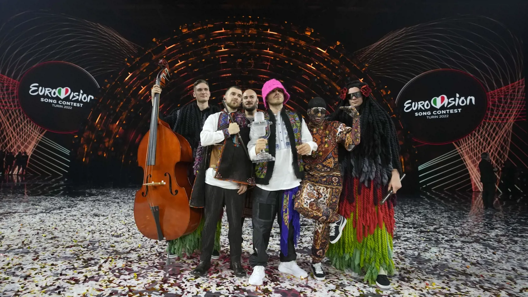 WA 22 Turín - Na snímke ukrajinská hiphopová skupina Kalush Orchestra pózuje po víťazstve na 66. ročníku Eurovízie v Turíne v nedeľu 15. mája 2022. Päťčlenná formácia vo finále tohto najväčšieho hudobného podujatia svojho druhu na svete porazila ďalších 24 súťažiacich. Kalush Orchestra vo svojej tvorbe kombinuje folklórne motívy s modernými zvukmi, pričom používa rozličné ľudové nástroje. Skupina je pomenovaná po západoukrajinskom meste Kaluš. FOTO TASR/AP 

Kalush Orchestra from Ukraine celebra