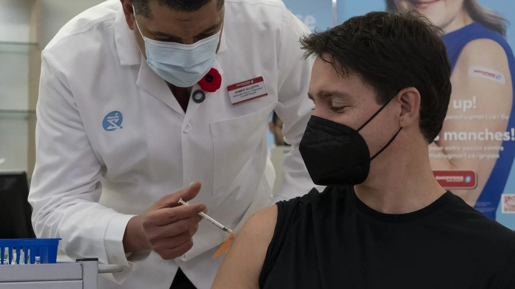 JB 63 Ottawa - Kanadský premiér Justin Trudeau (vpravo) dostáva vakcínu proti chrípke v Ottawe 9. novembra 2022. FOTO TASR/AP

Pharmacists Ahmed Elleithi gives Prime Minister Justin Trudeau a flu vaccination, Wednesday, Non.9, 2022 in Ottawa.  (Adrian Wyld/The Canadian Press via AP)