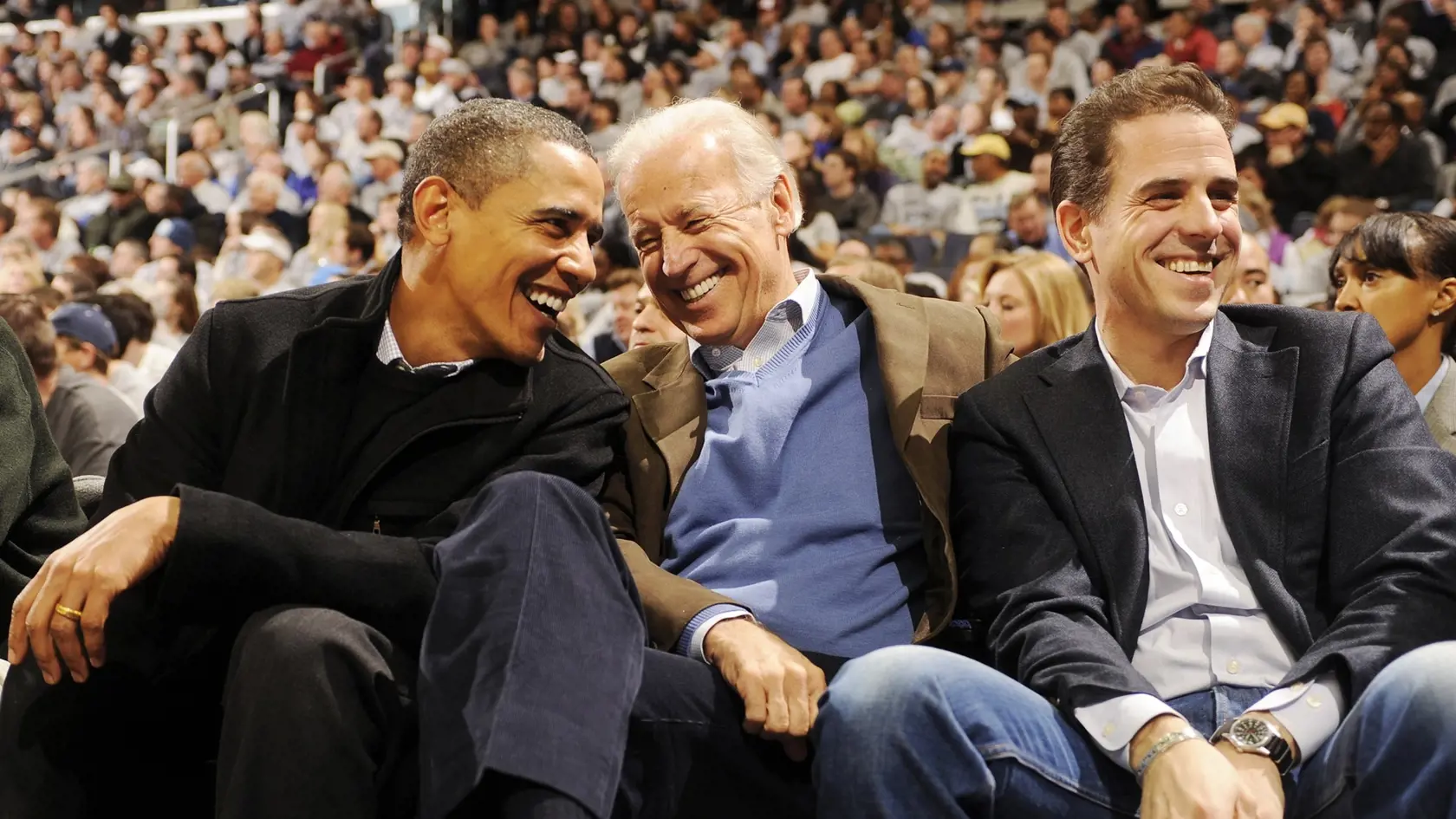 Barack Obama, Joe Biden a Hunter Biden. V notebooku Huntera Bidena, ktorý nechal len tak ležať v servise, našli citlivé a tajné informácie, vrátane osobných telefónnych čísiel patriacich členom Obamovho bývalého kabinetu.