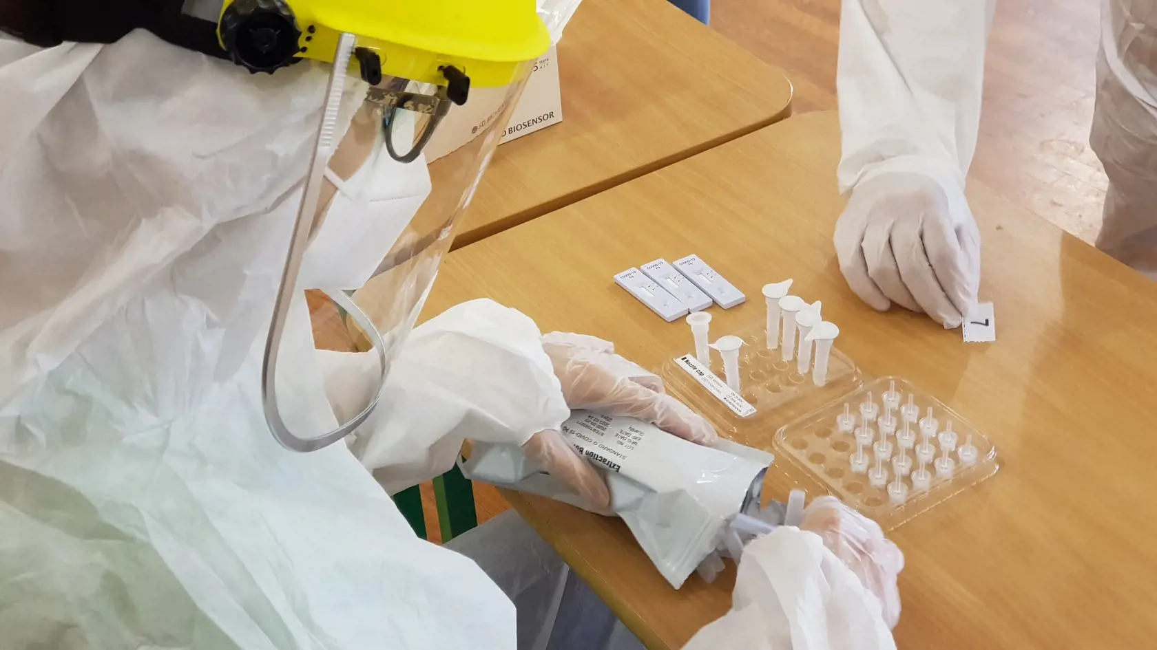 Na Slovensku sa začalo celoplošné testovanie na ochorenie COVID-19. Testovať sa bude od soboty 31. októbra do nedele 1. novembra. Vytvorených má byť viac ako 5000 odberných miest a 4901 odberných tímov. Na snímke medici z univerzity v Budapešti počas celoplošného testovania na ochorenie COVID-19 v Komárne dňa 31. októbra 2020. FOTO TASR - Milan Drozd
