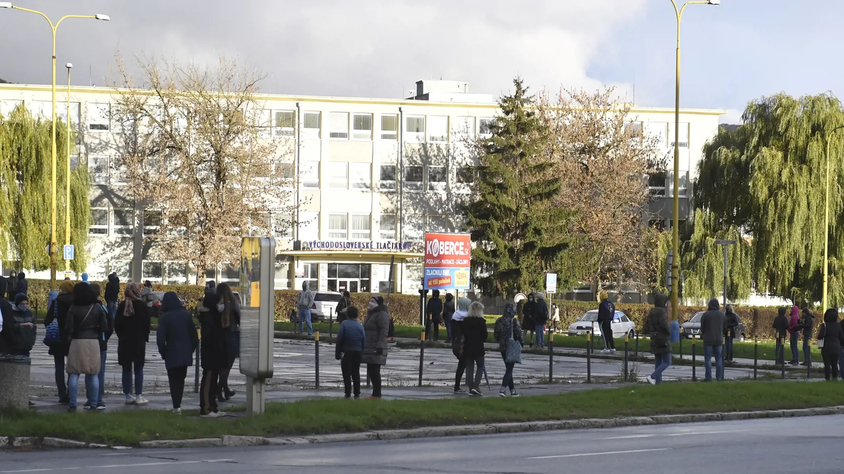 Na Slovensku sa začalo celoplošné testovanie na ochorenie COVID-19. Testovať sa bude od soboty 31. októbra do nedele 1. novembra. Vytvorených má byť viac ako 5000 odberných miest a 4901 odberných tímov. Na snímke ľudia čakajú v rade na testovanie pri amfiteátri v Košiciach 31. októbra 2020. FOTO TASR – František Iván