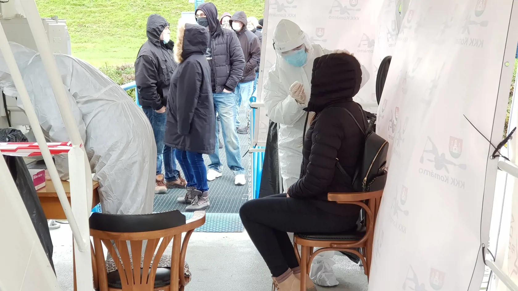 Na Slovensku sa začalo celoplošné testovanie na ochorenie COVID-19. Testovať sa bude od soboty 31. októbra do nedele 1. novembra. Vytvorených má byť viac ako 5000 odberných miest a 4901 odberných tímov. Na snímke testovanie na Mante, ktorá je na rieke Váh v Komárne dňa 31. októbra 2020. FOTO TASR - Milan Drozd
