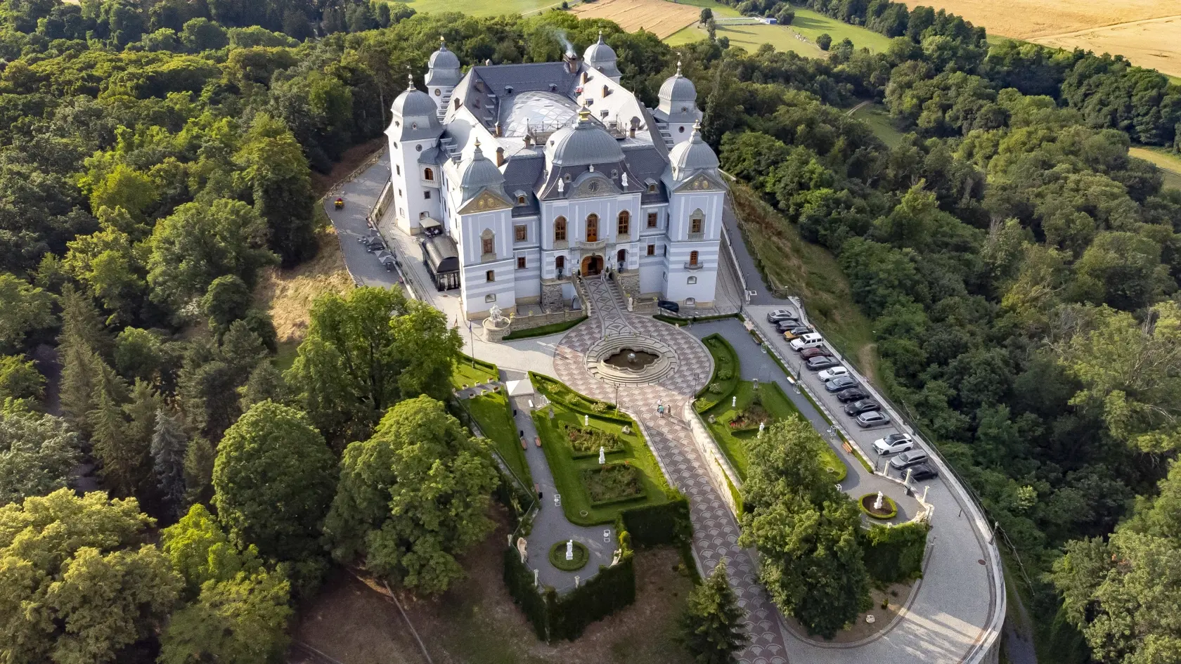 Dnešná podoba renesančno-barokového zámku aj s okrasnou záhradou je pastva pre oči.