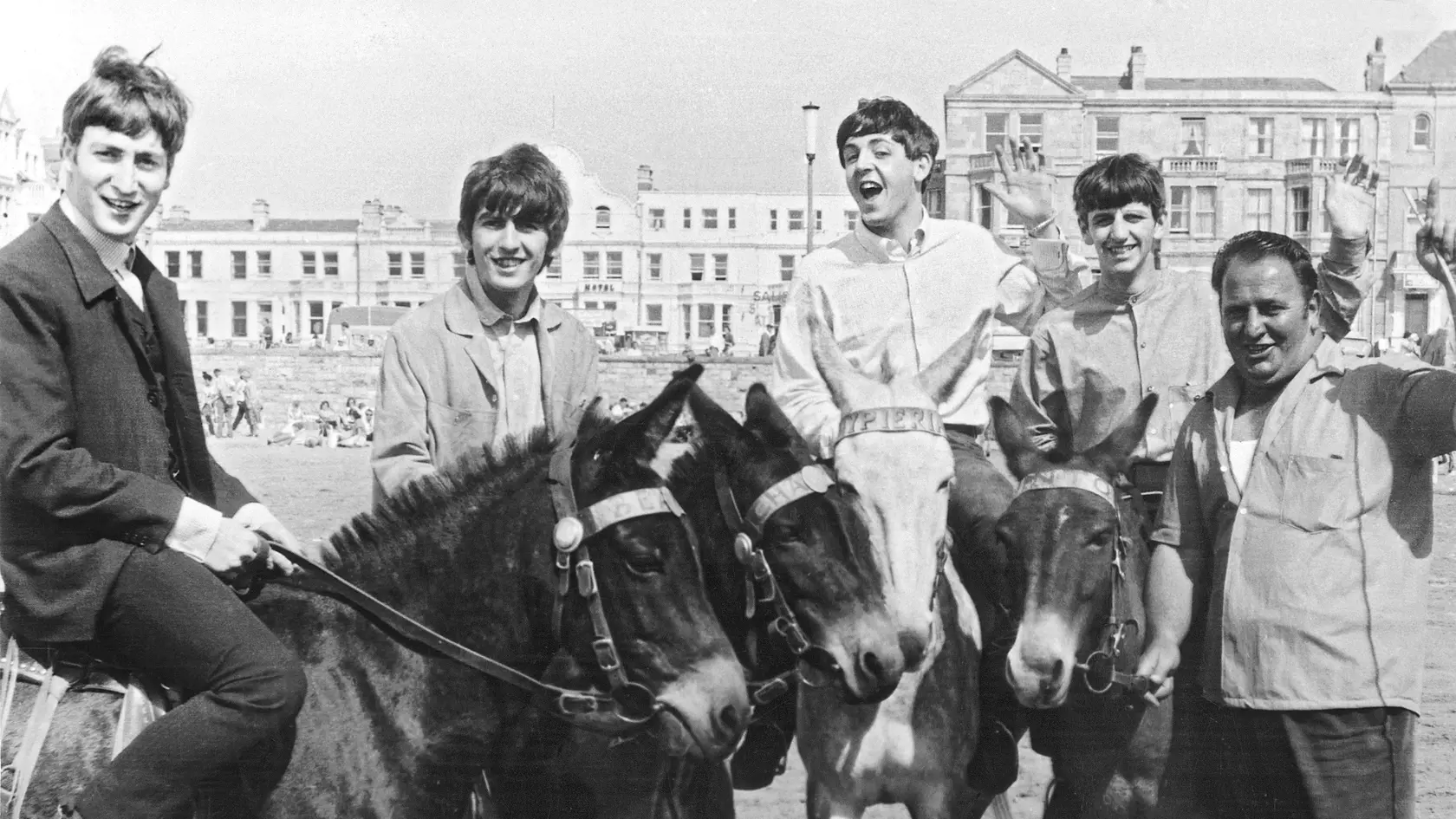 The Beatles si zajazdili na somároch. 