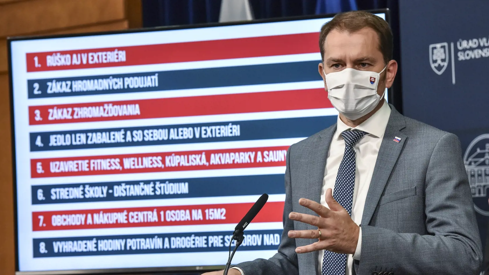Na snímke predseda vlády SR Igor Matovič prezentuje súhrn nových protiepidemických opatrení, ktoré prijal ústredný krízový štáb SR a ktoré nadobudnú platnosť od 15. októbra, počas tlačovej konferencie po zasadnutí ústredného krízového štábu SR, 11. októbra 2020 v Bratislave. Medzi ne bude patriť povinnosť nosiť rúško aj v exteriéri, zákaz hromadných podujatí, zákaz zhromažďovania sa, reštaurácie budú môcť podávať len zabalené jedlo a jeho konzumácia bude možná len v exteriéri. Zatvoria sa fitnes