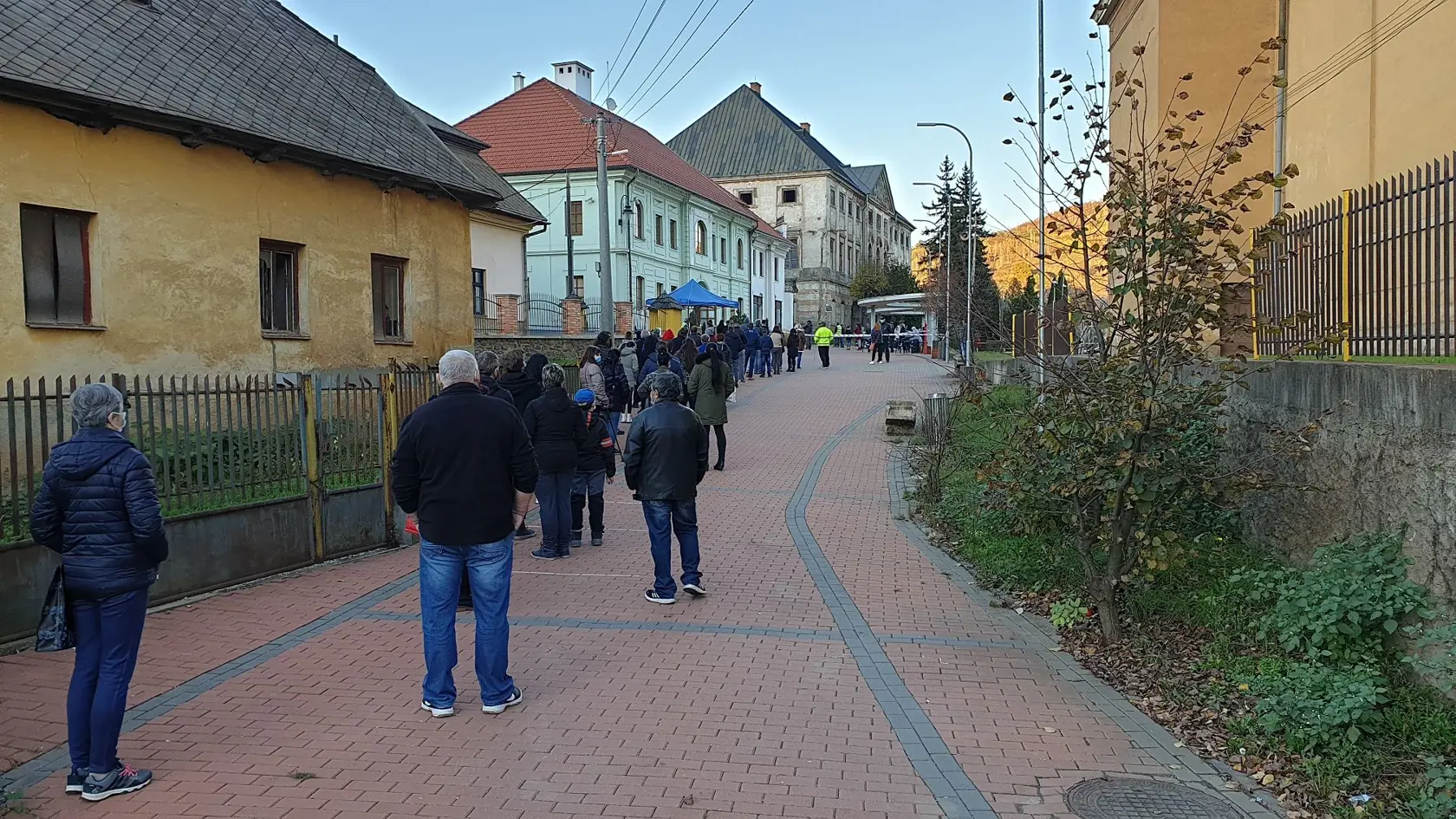Na Slovensku sa začalo celoplošné testovanie na ochorenie COVID-19. Testovať sa bude od soboty 31. októbra do nedele 1. novembra. Vytvorených má byť viac ako 5000 odberných miest a 4901 odberných tímov. Na snímke testovanie v meste Jelšava v okrese Revúca 31. októbra 2020. EASYFOTO TASR - Branislav Caban 