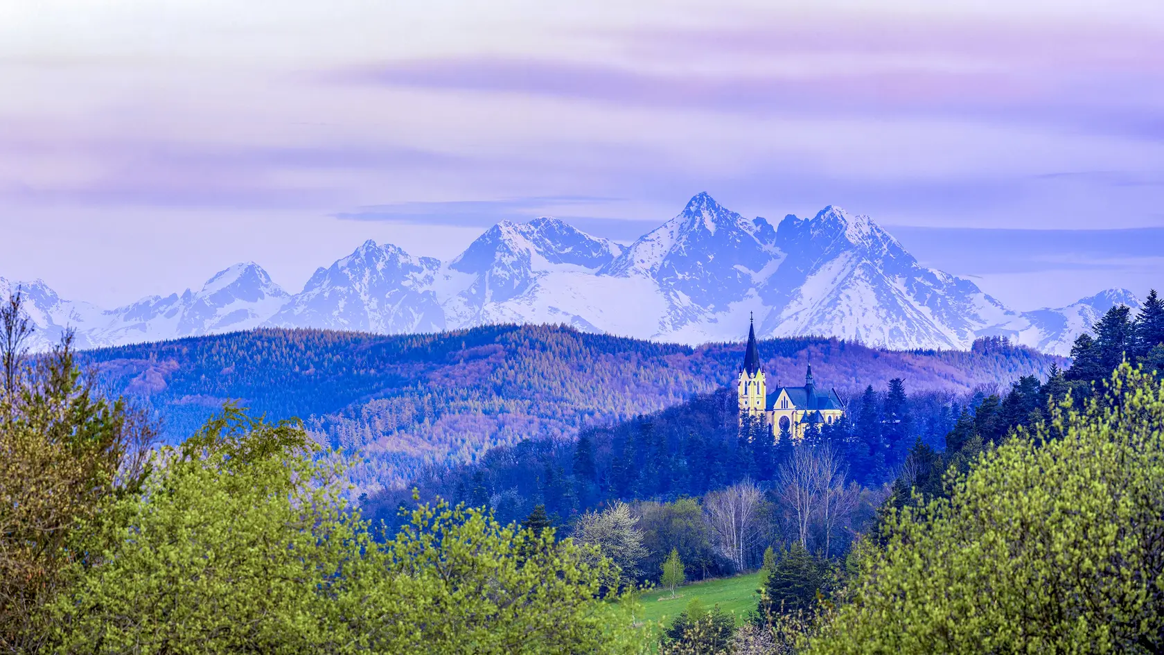 Levočská kalvária ohuruje panorámou Tatier. 