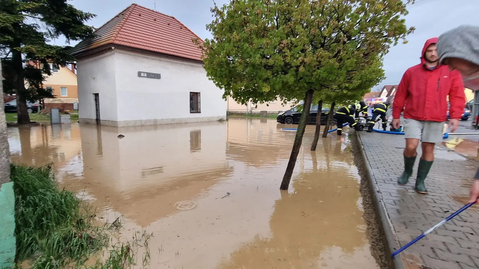 Pár minút búrky a Zvolenská Slatina bola pod vodou.