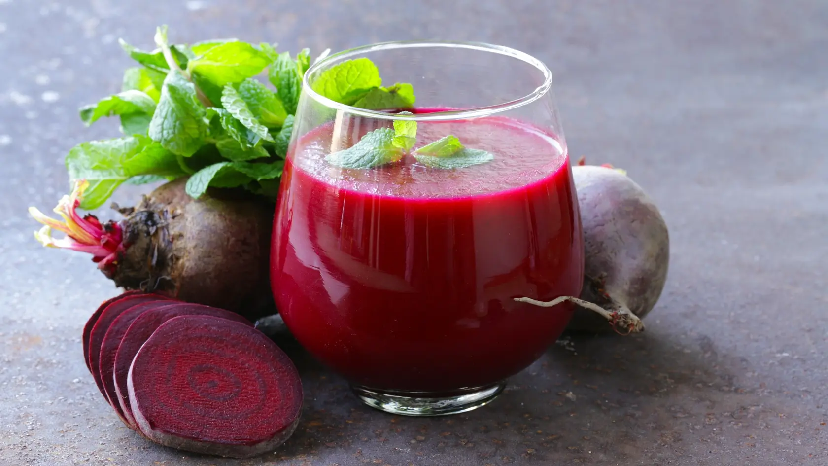 Repa má bohatý obsah vitamínov a minerálov. Odšťavovanie repy umožňuje, aby sa vitamíny A, B1, B2, B6 a C, rovnako ako kyselina listová, draslík, vápnik, železo a vláknina dostali do vášho tela rýchlo v tekutej forme.