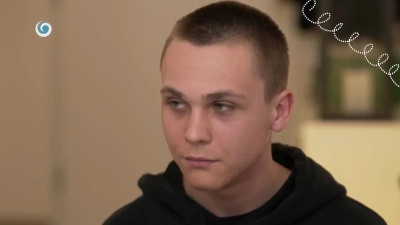 Samo sa celý večer tváril tak, akoby bol najradšej niekde inde.