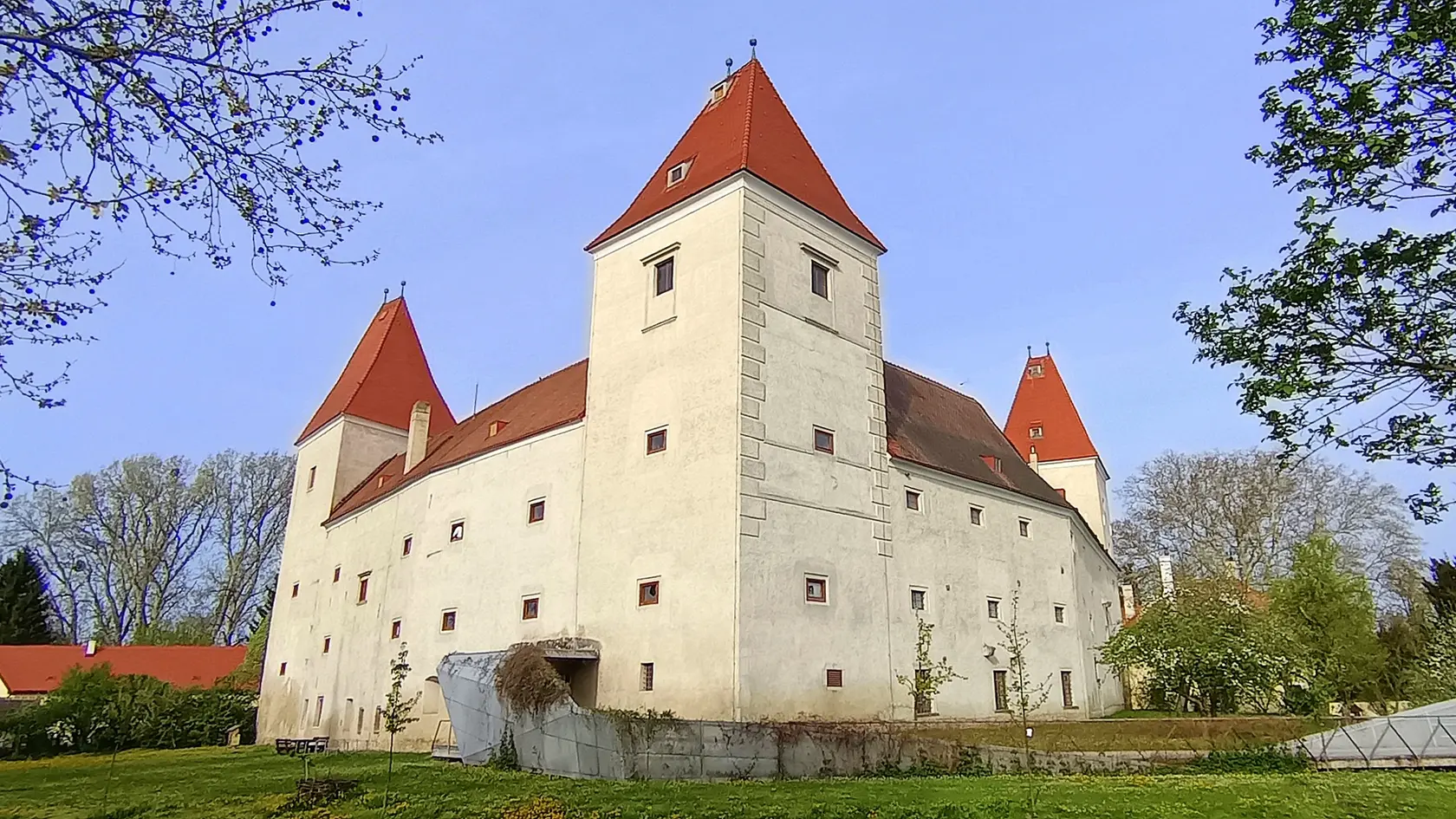 Zámok Orth, ktorý slúži ako návštevnícke centrum Národného parku Donau-Auen. (Dunajské luhy