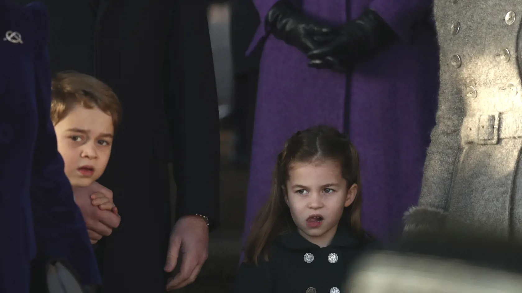 Veľká premiéra kráľovských súrodencov: Charlotte a George sa chopili vianočných povinnosti. Po vianočnej bohoslužbe zdravili verejnost.