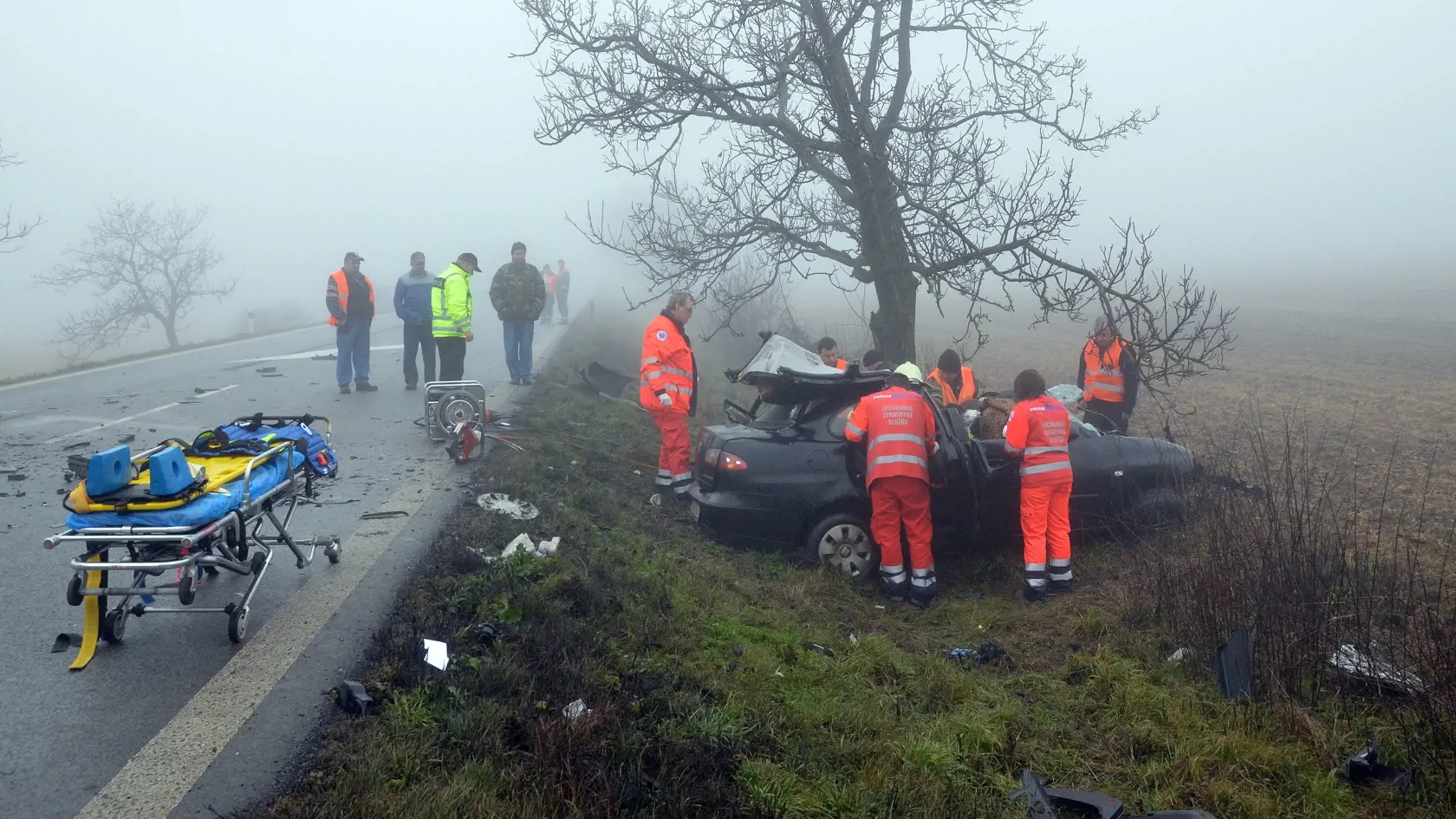 V každej posádke by mali sedieť minimálne dvaja záchranári, ktorí majú ukončené vzdelanie v odbore zdravotnícky záchranár, kurz prvej pomoci nestačí.