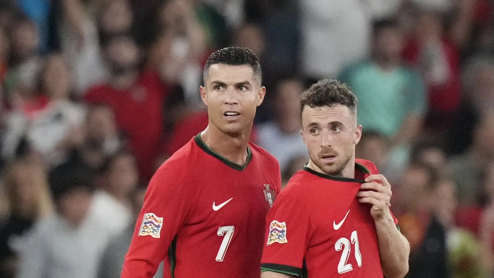 Diogo Jota a Cristiano Ronaldo počas zápasu Portugalska.