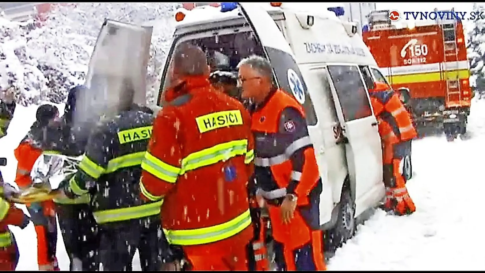 Záchranárov je málo, ťahajú aj dvojité služby, pracujú 48 hodín vkuse, čo tiež nie je v súlade so Zákonníkom práce a po krátkom čase to veľa z nich zabalí.