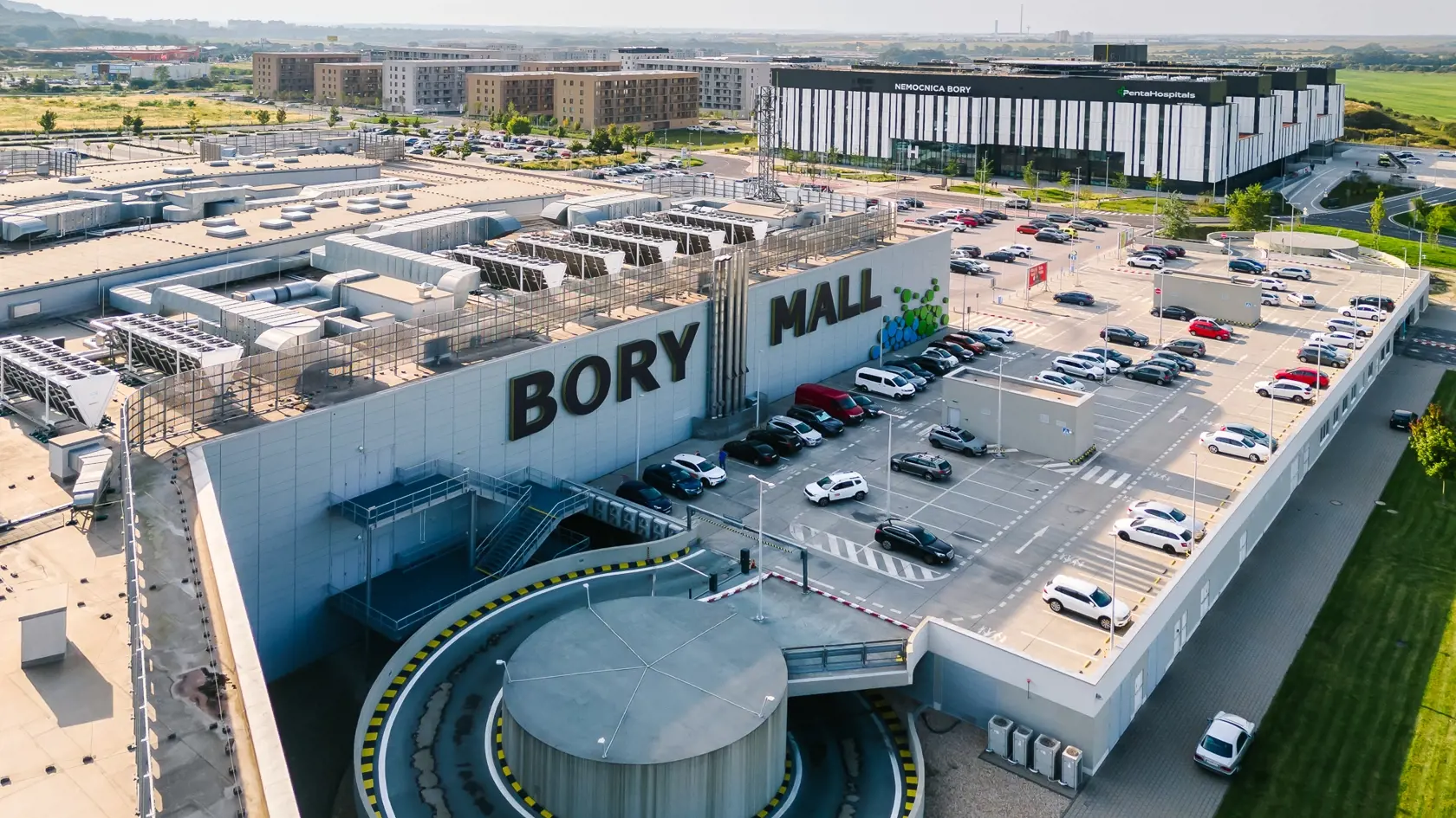 Pohľad na nákupné centrum Bory Mall v Bratislave z vtáčej perspektívy.