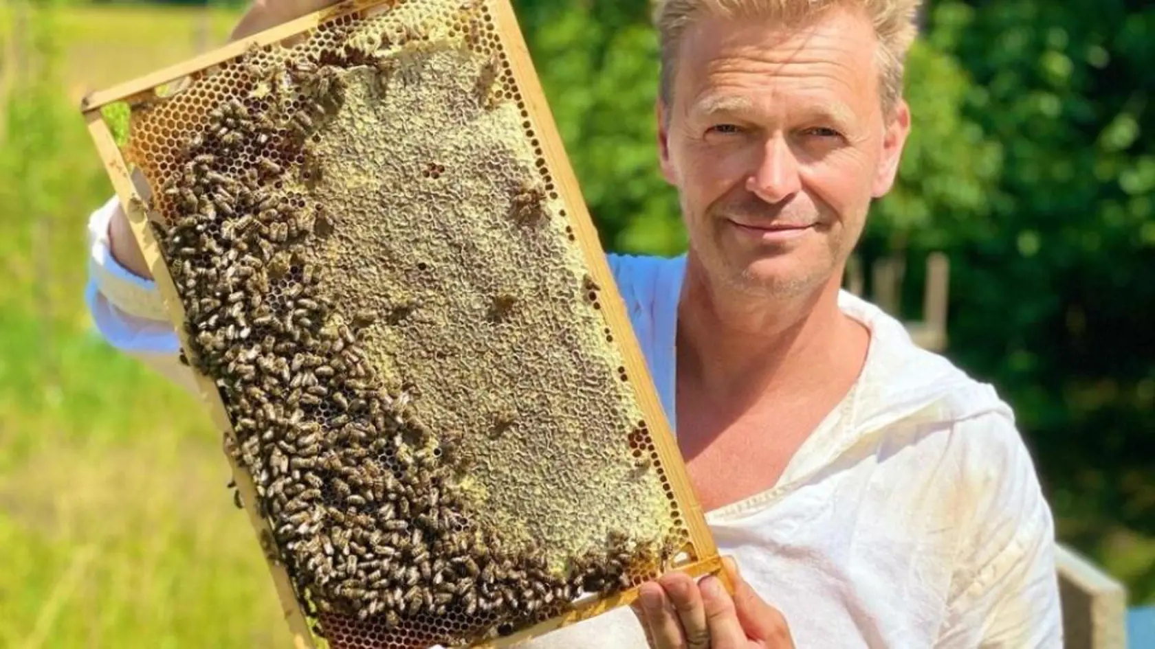 Moderátor verí, že včelárenie sa stane rodinnou tradíciou.