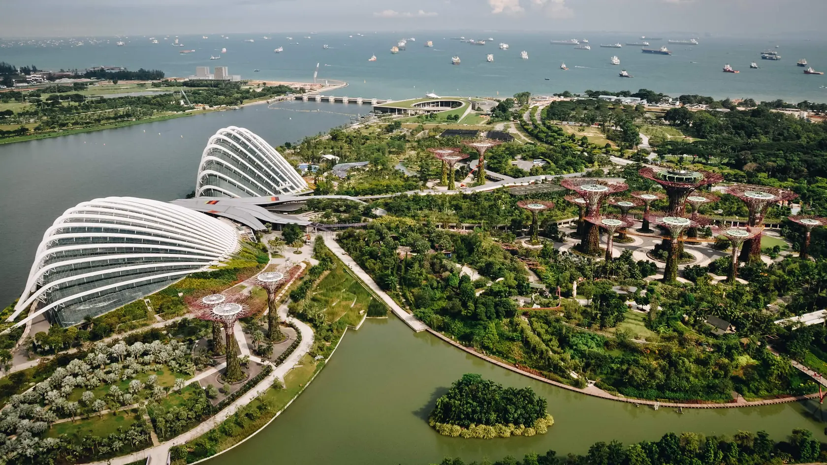 Gardens by the Bay a skleníky s botanickou záhradou.