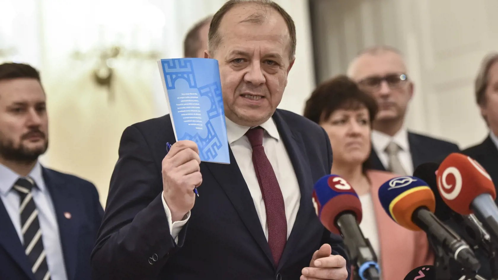 Na snímke prezident Únie miest Slovenska (ÚMS) Richard Rybníček drží dokument ÚMS pod názvom “Zmena je nevyhnutná - pokračovanie reformy verejnej správy z pohľadu ÚMS” počas tlačovej konferencie po skončení mimoriadneho XXXI. snemu Únie miest Slovenska, 28. januára 2020 v Bratislave. FOTO TASR - Pavol Zachar