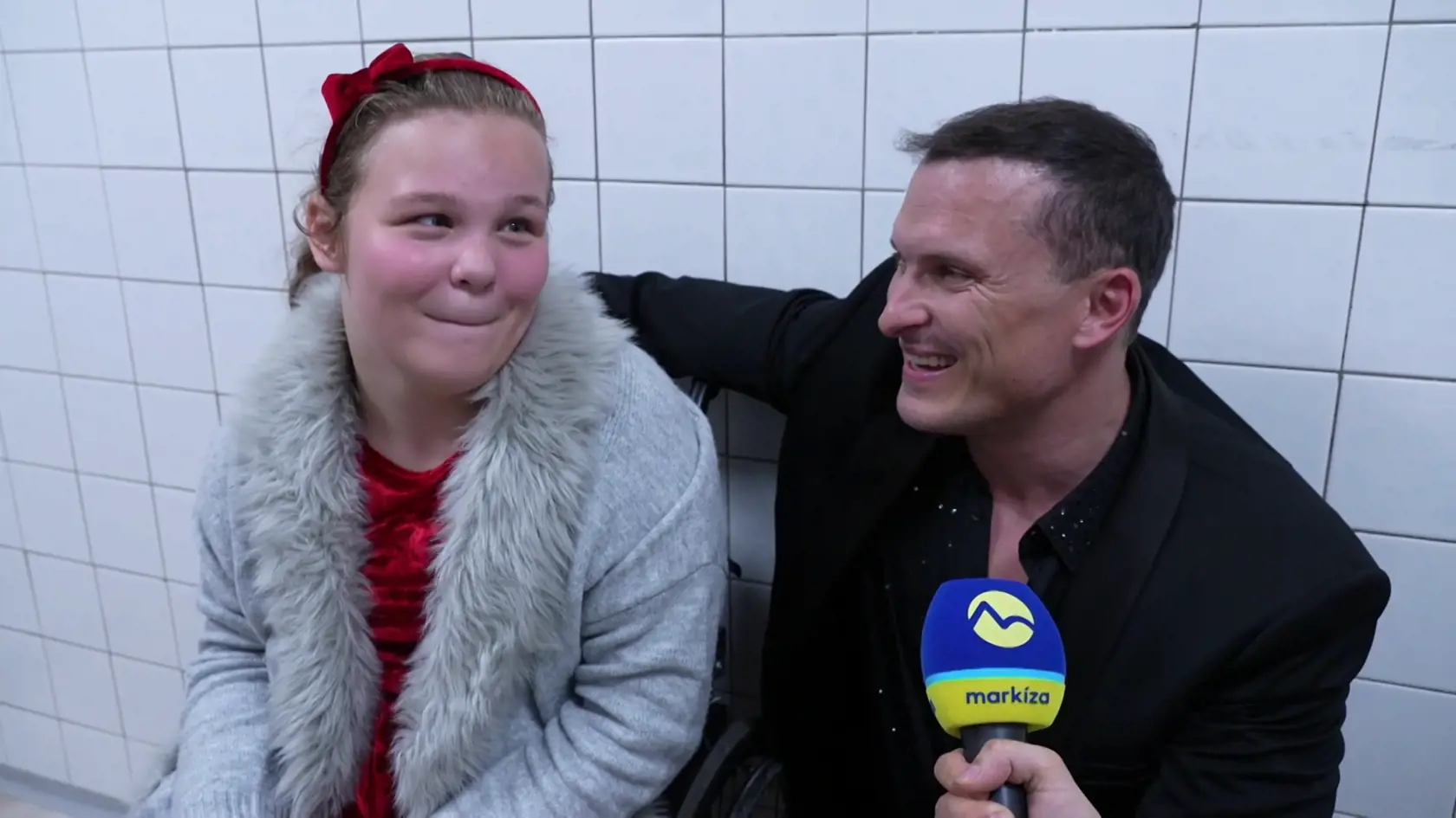 Janko Koleník na Let´s Dance turné. Ochotne sa venoval všetkým obdivovateľkám. Niektoré pozval aj do zákulisia, kde sa s nimi veľmi rád odfotil.