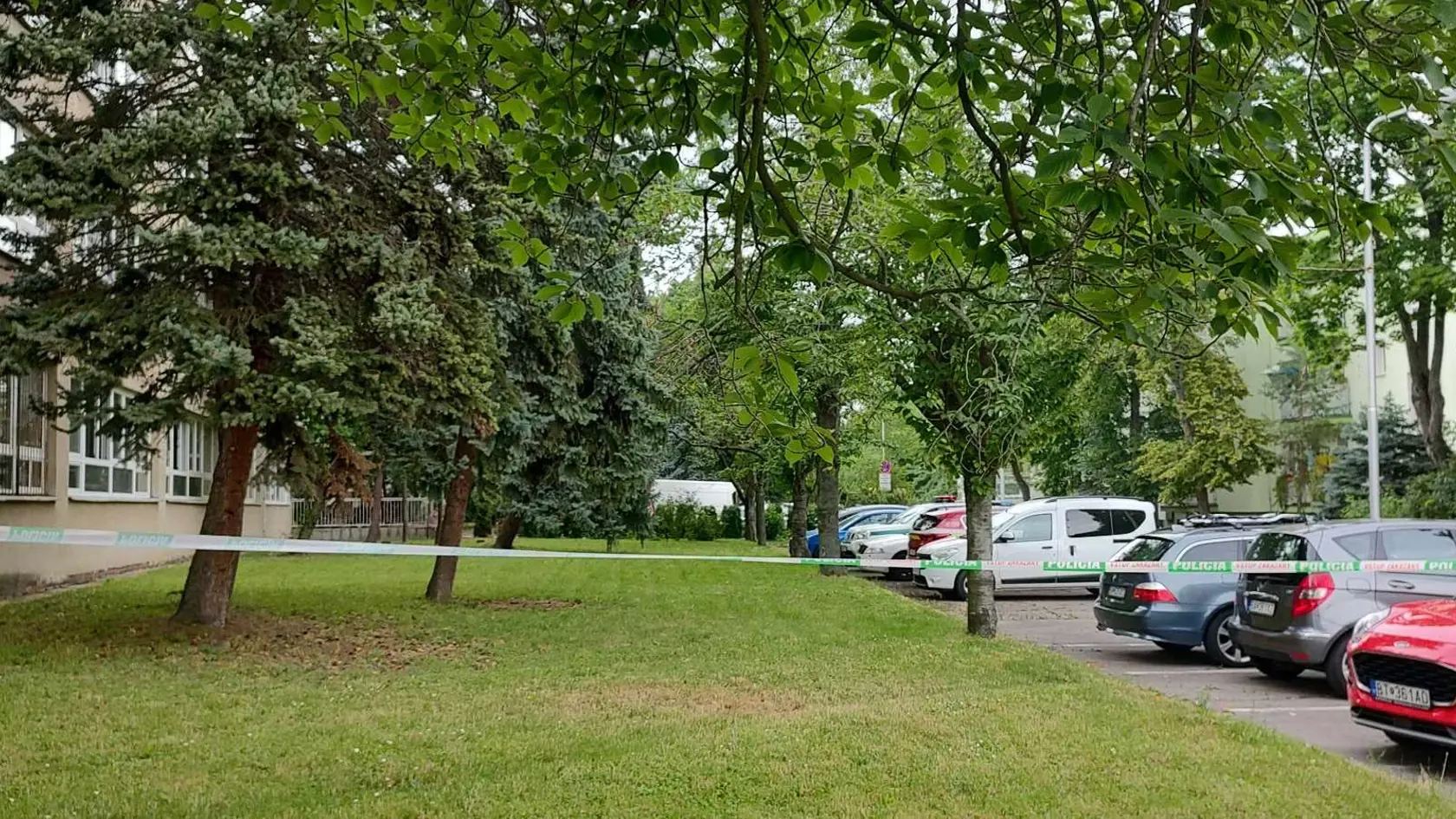 Na bratislavskej škole na Skalickej ulici došlo k sobotu (1.7.) k tragickému incidentu. V priestoroch vzdelávacieho zariadenia vypukol požiar. Privolaní hasiči po jeho uhasení našli na mieste telo muža bez známok života. Údajne má ísť o študenta školy.
